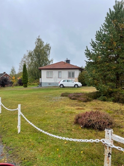 Huset är uthyrt och säljs såsom ett uthyrnings hus