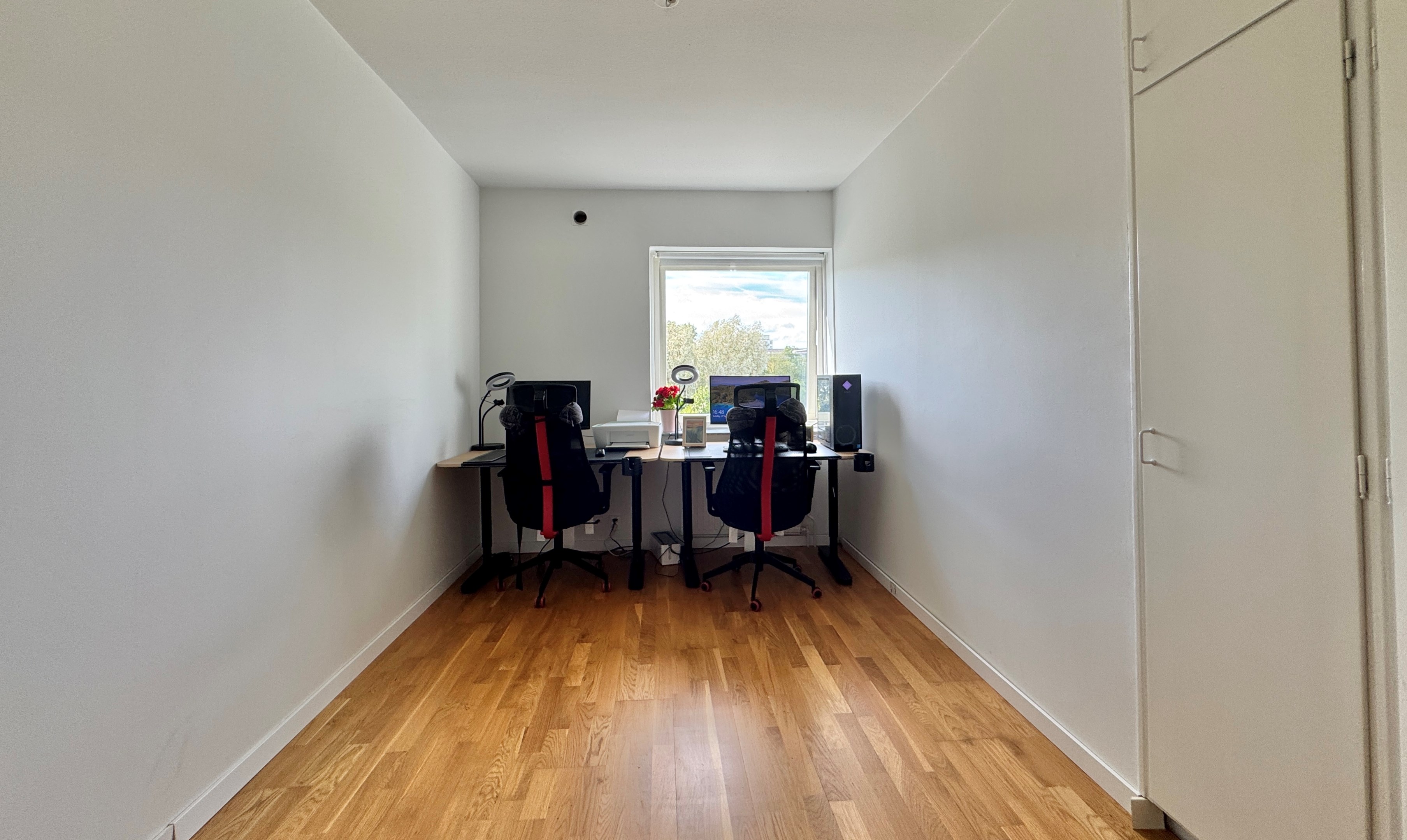 Sovrum 2 med 3 garderober