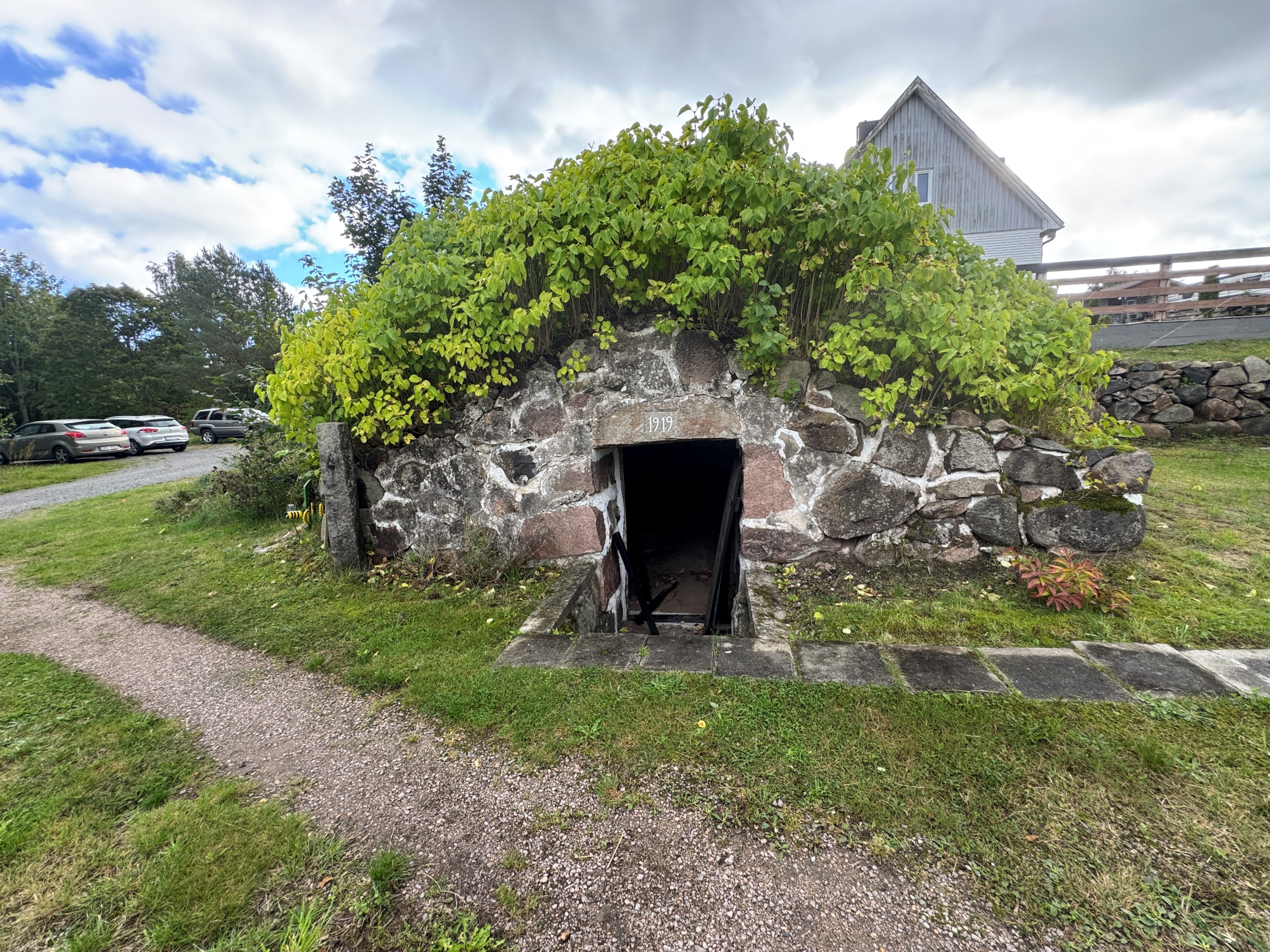 100-årig jordkällare/"skyddsrum"