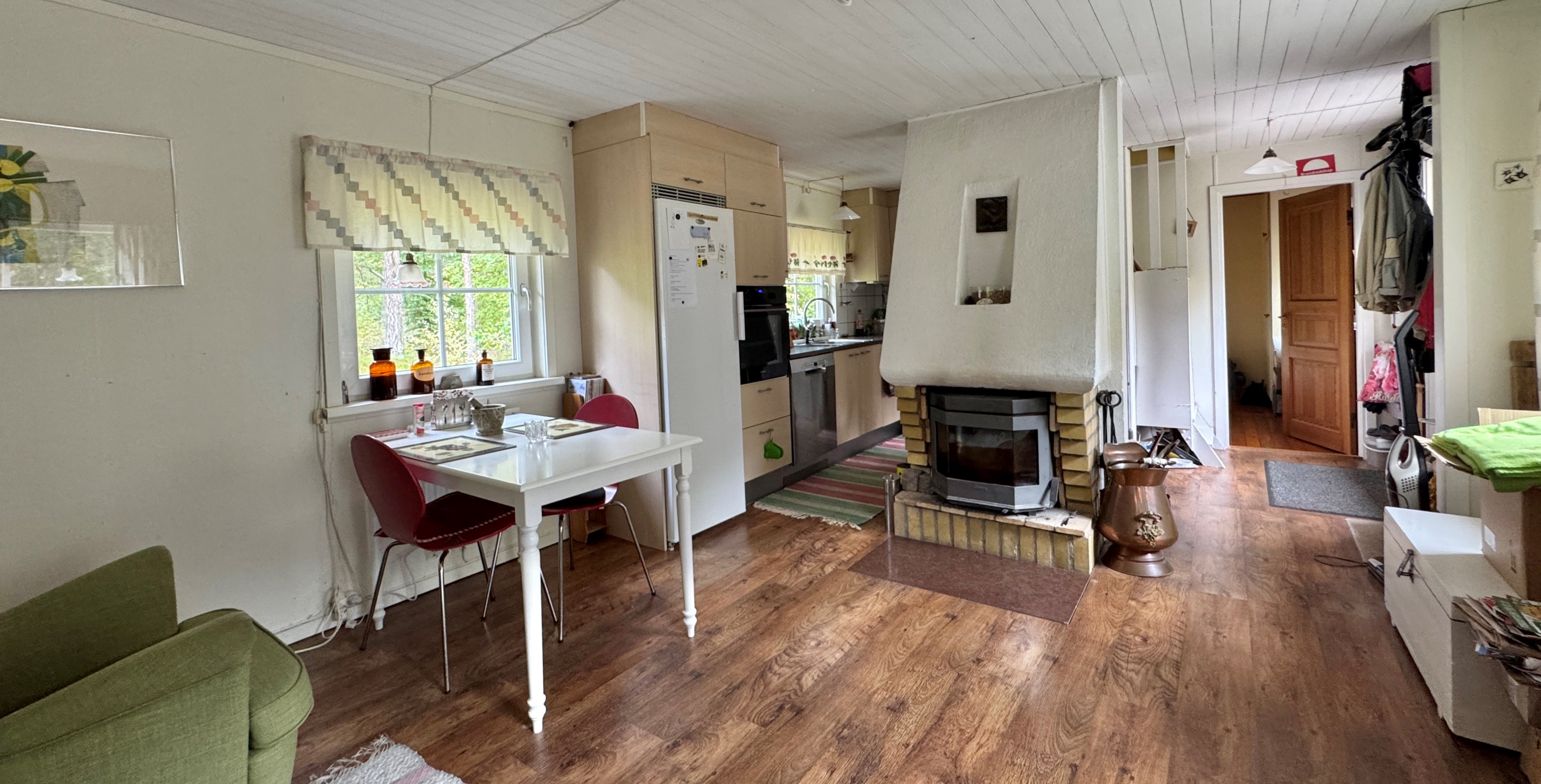 vedkamin nära kök och matplats