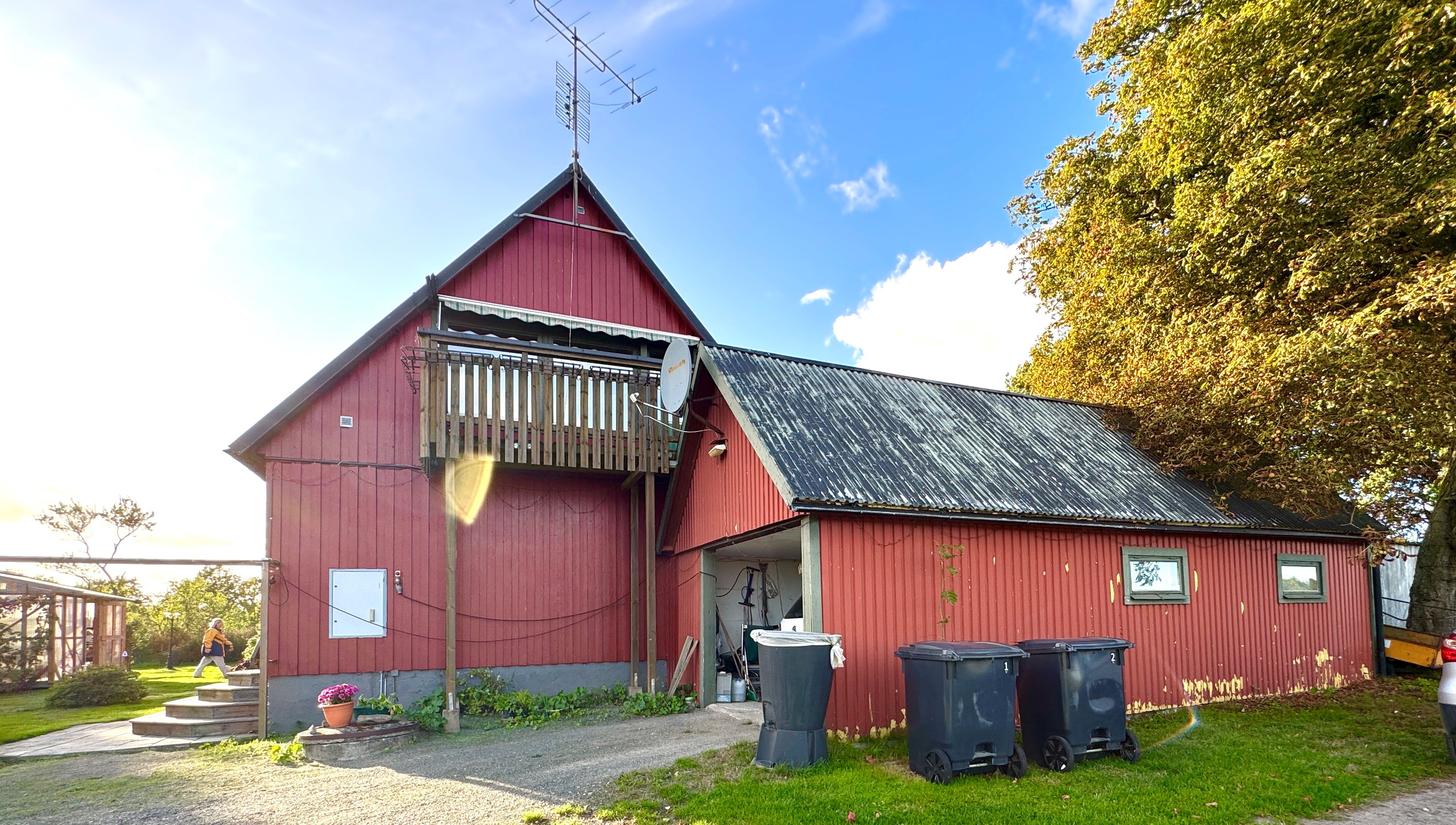Garage/carport på den östra sidan