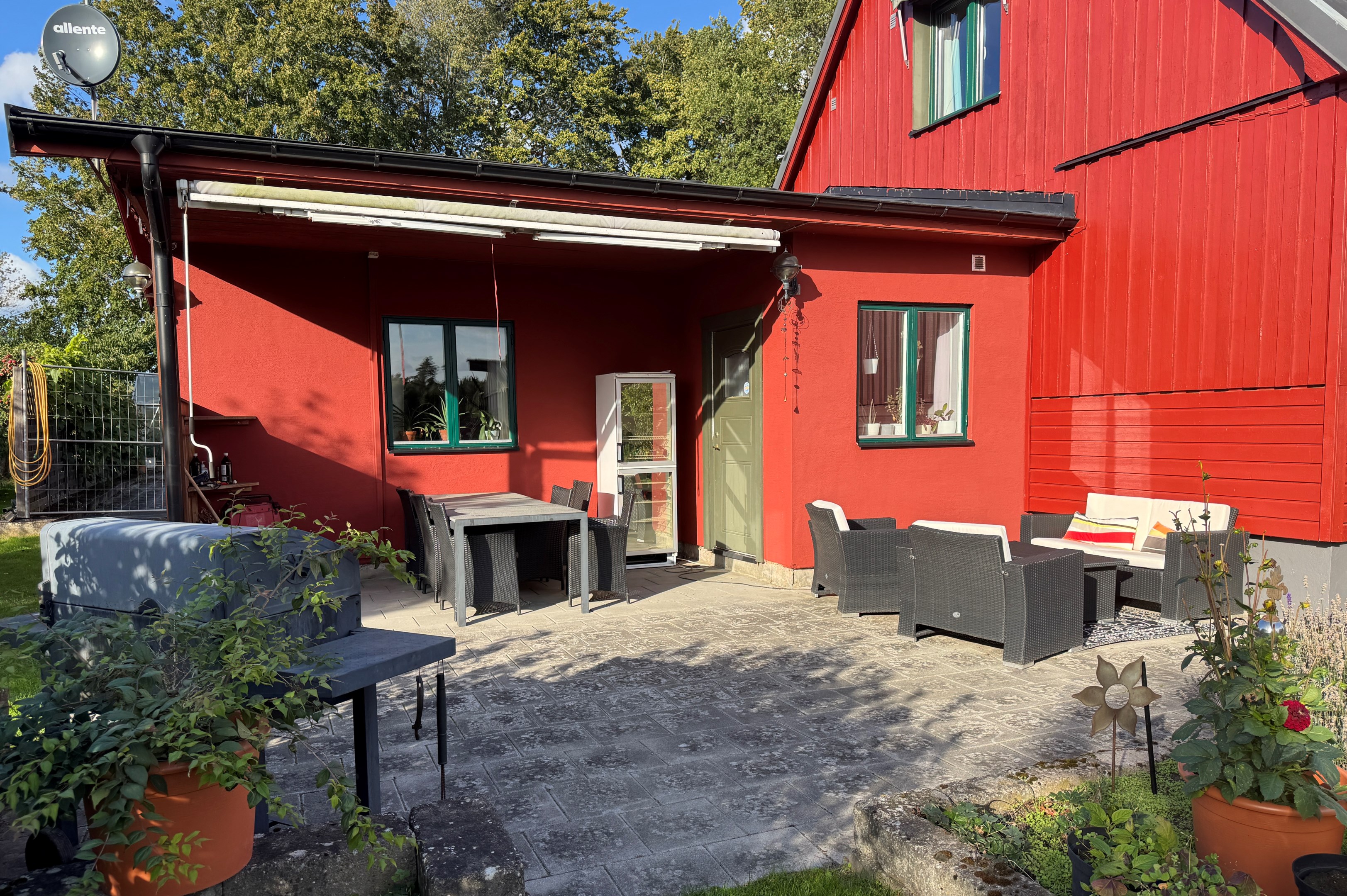 Mysig uteplats framför tillbyggnaden