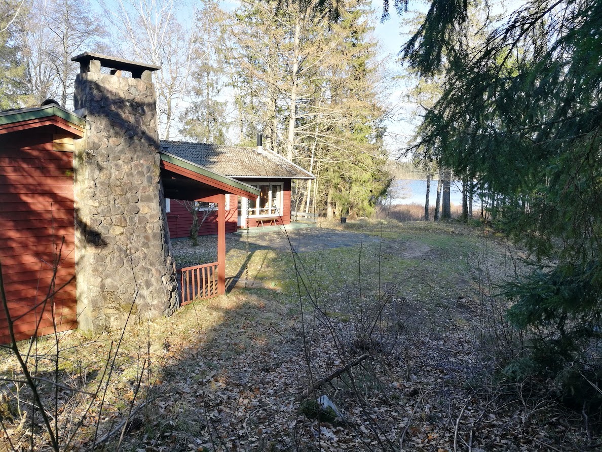 Jagtstue og hus mod sø