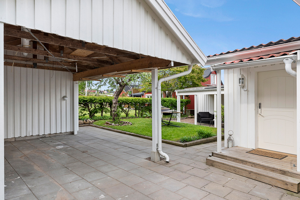 Husets entré nära carport