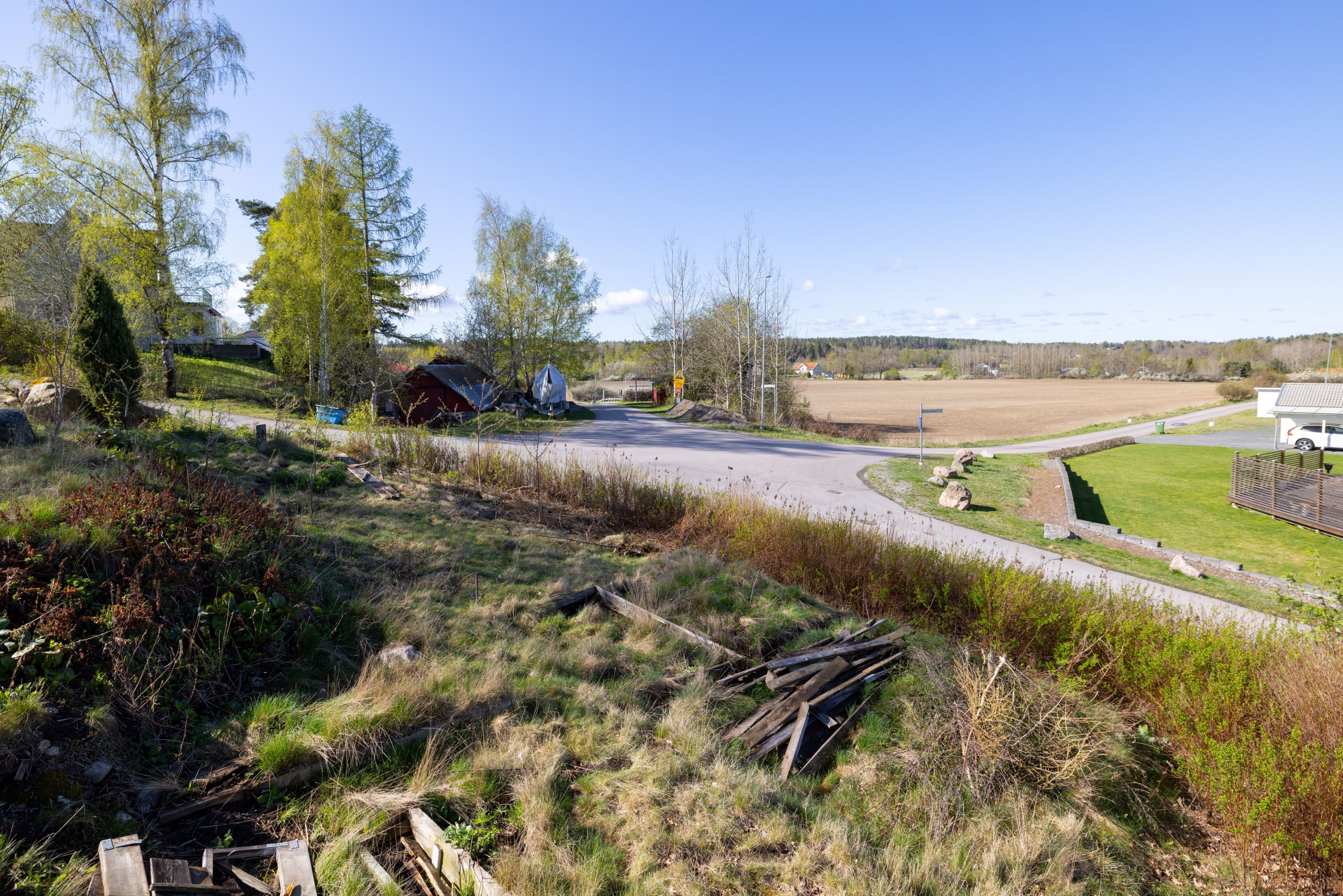 Vy från tomten mot öppna åkrar