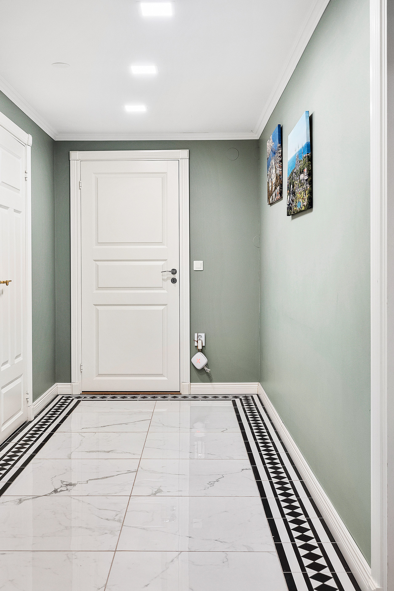 Hall i källaren. Längst fram finns dörren till ett stort rum som ej är renoverat