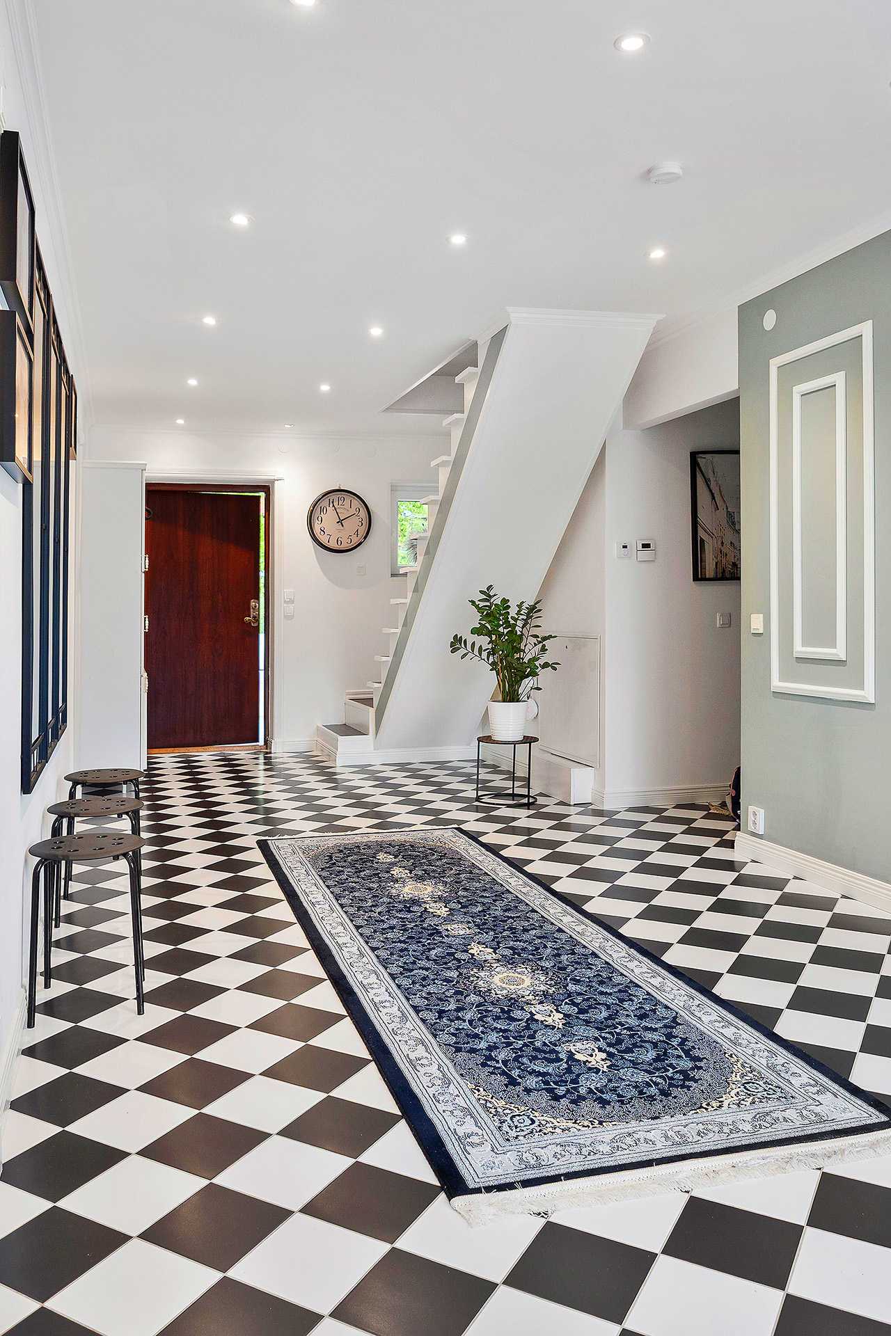 Hall med sovrum till höger - möjlighet att göra en våning till