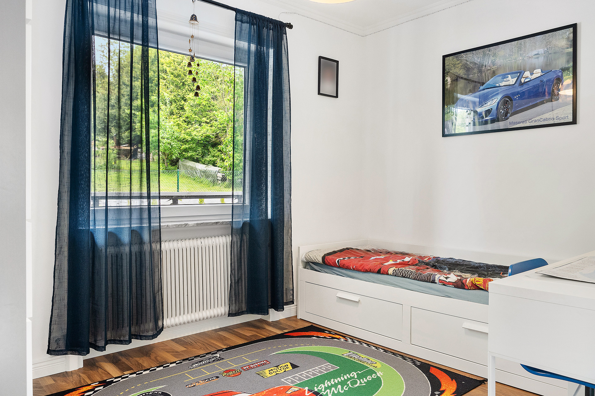 Sovrum som är placerat vid badrummet