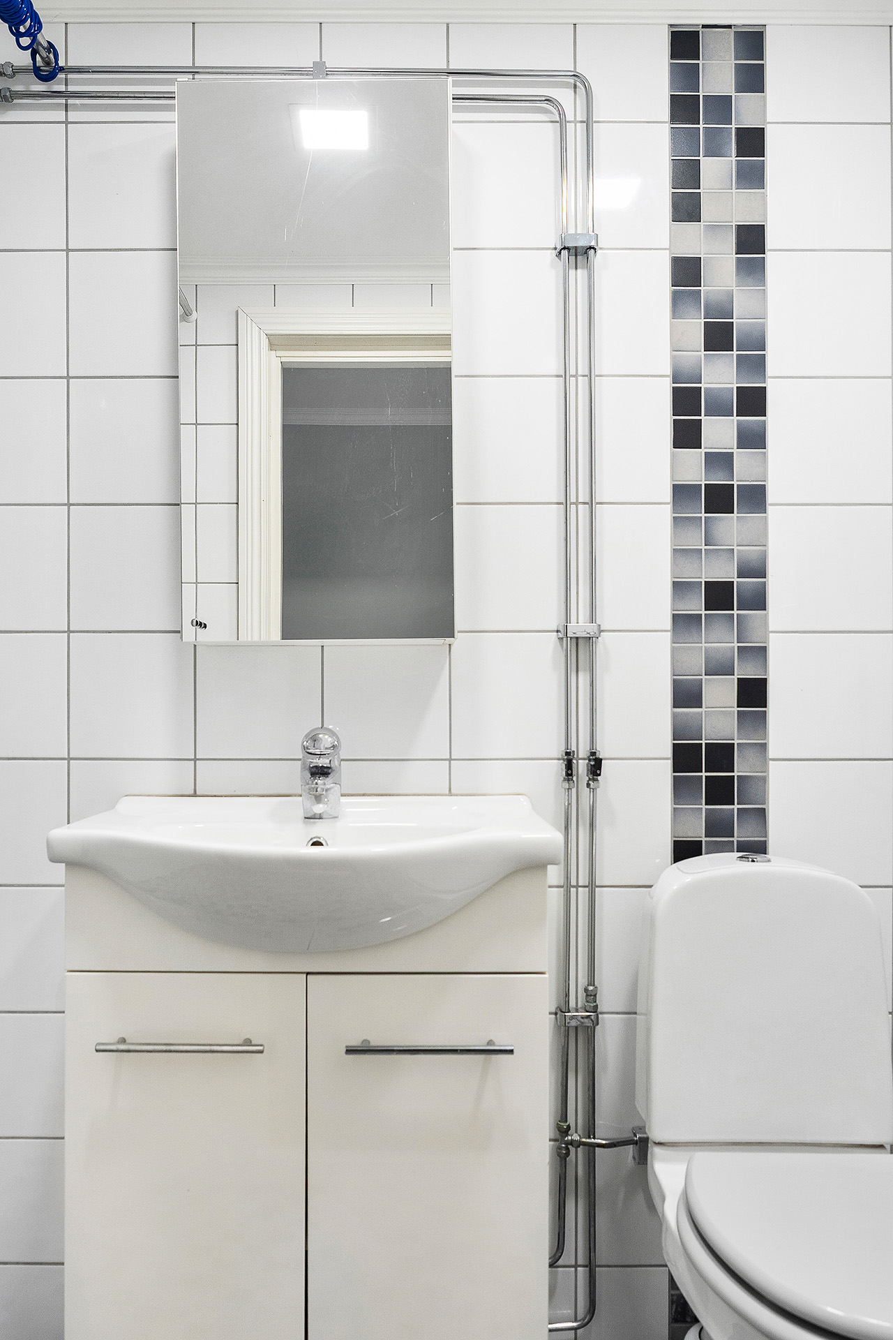 Badrum. Snyggt och fräscht i rummen