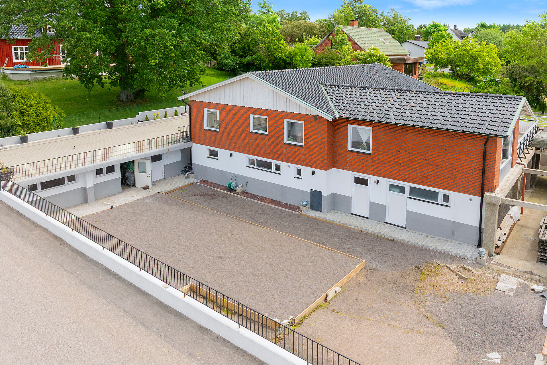 Tanke att lägga konstgräs på ytan som har grus