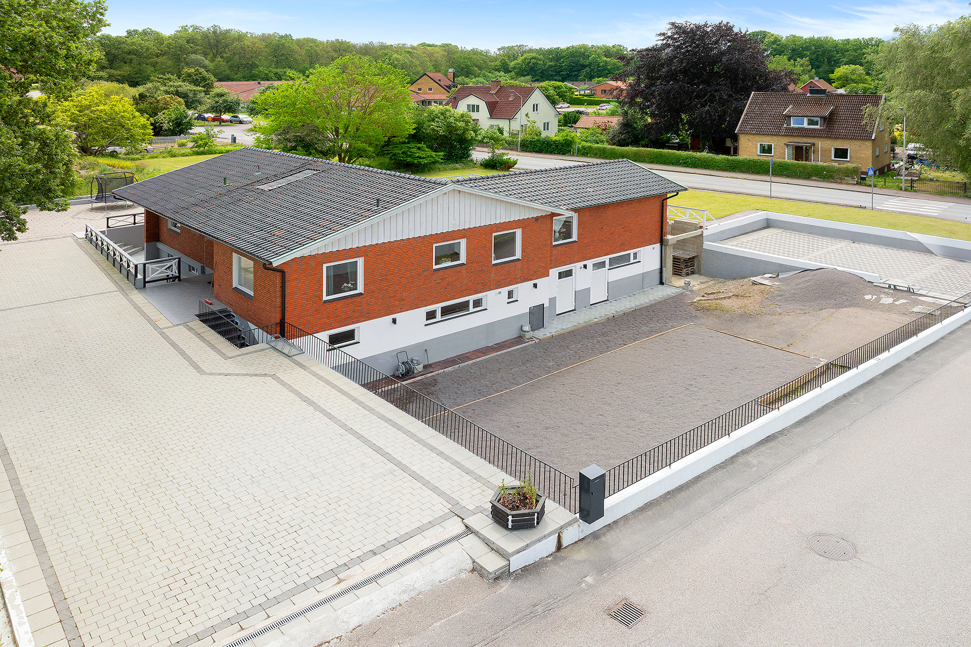 Stor stenlagd infart till huset även till höger