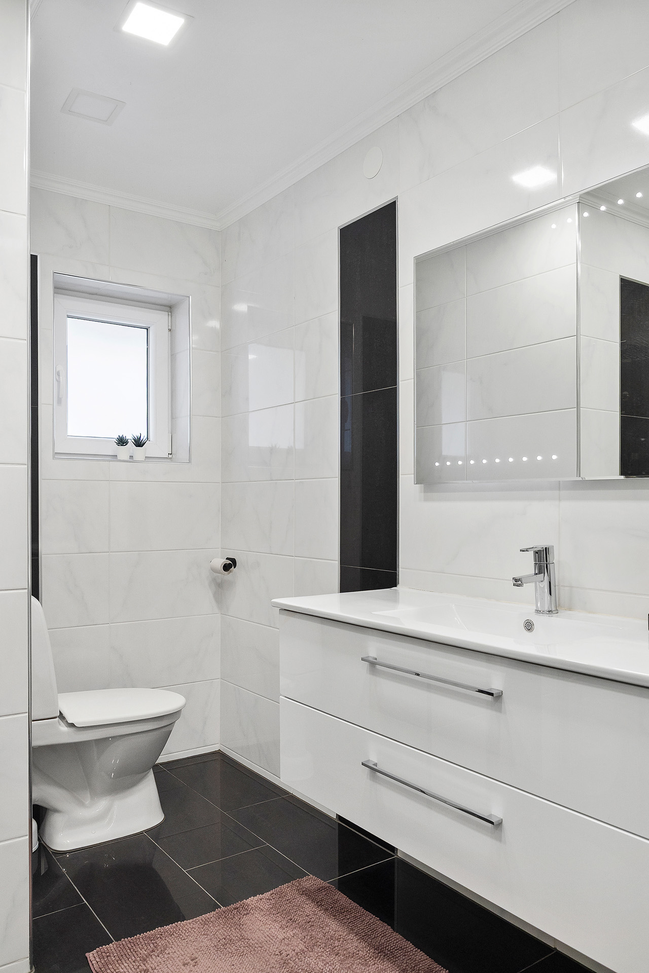 Badrum med stor kommod