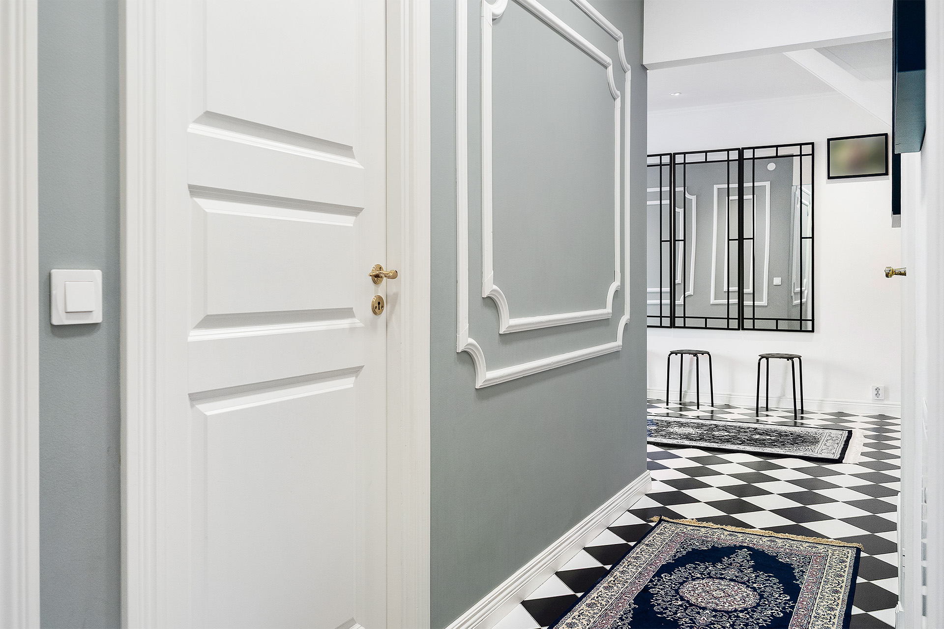 Hall med sovrum till vänster