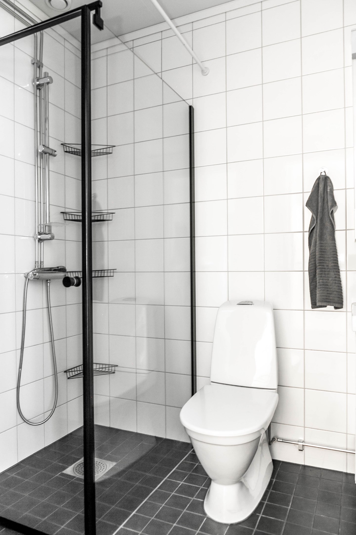 Badrum på bottenplan med dusch