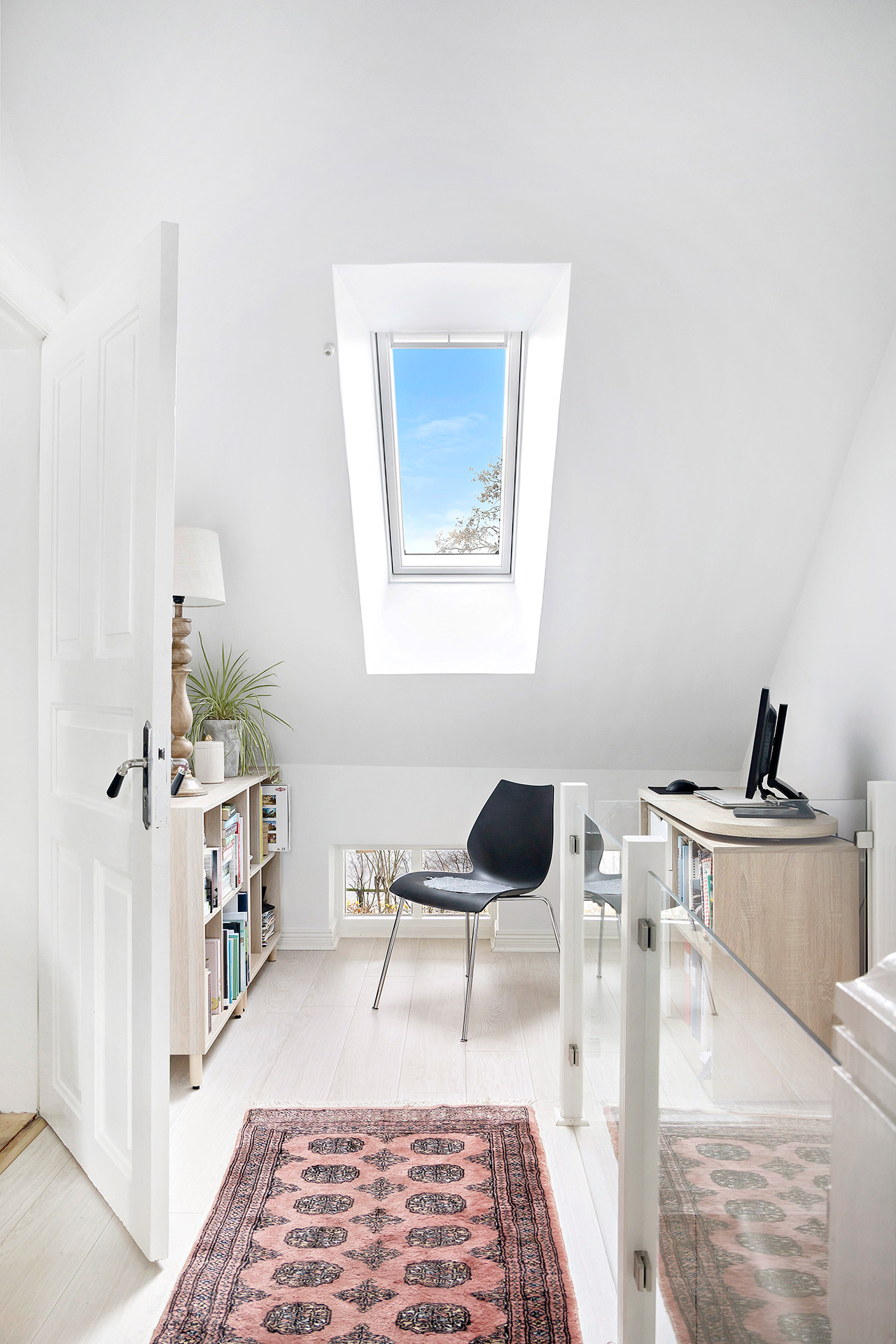 Hall med möjlighet till arbetsplats. Observera fönstret vid golvet som ger både utsikt och ljus