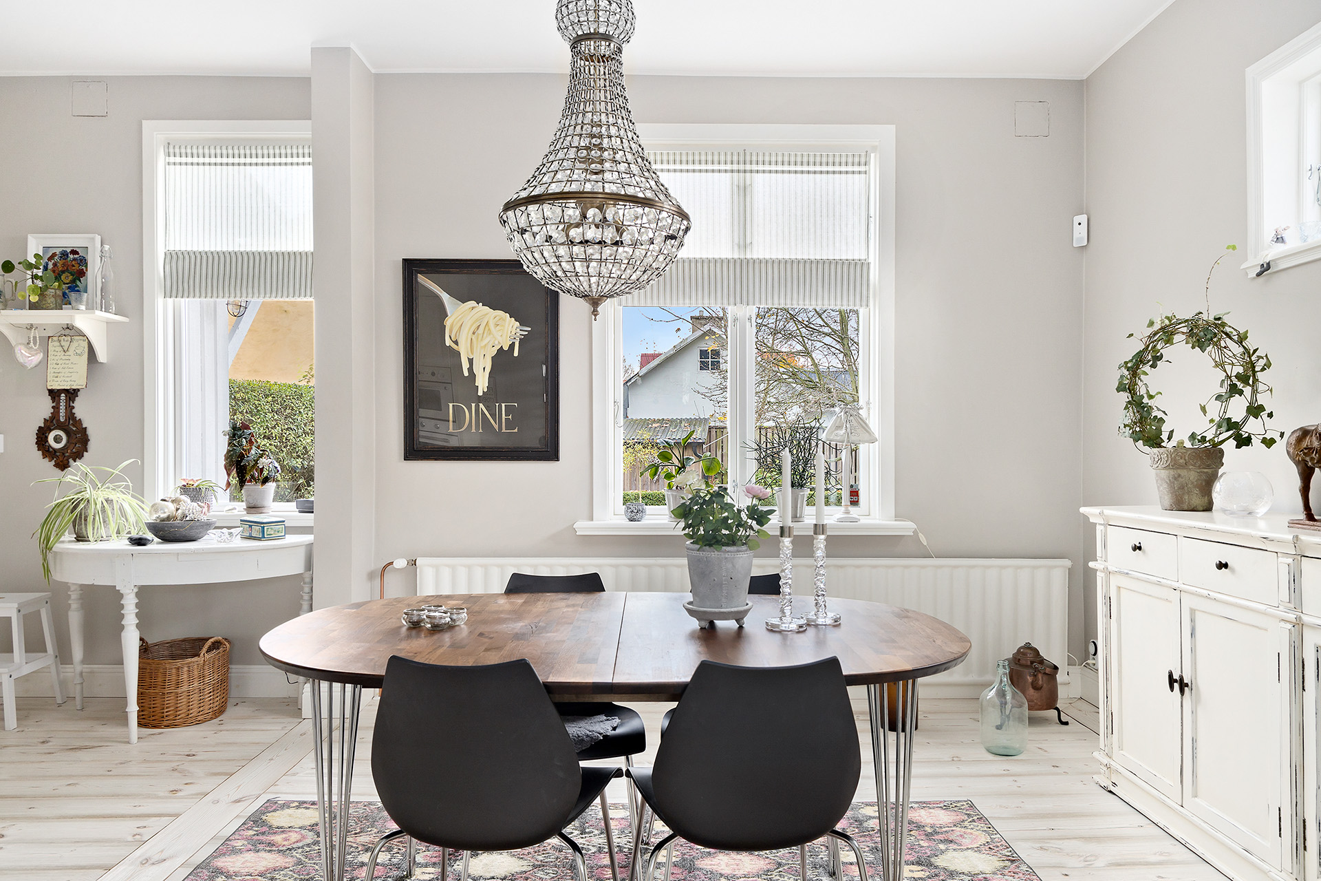 Gott om plats till matplats i köket