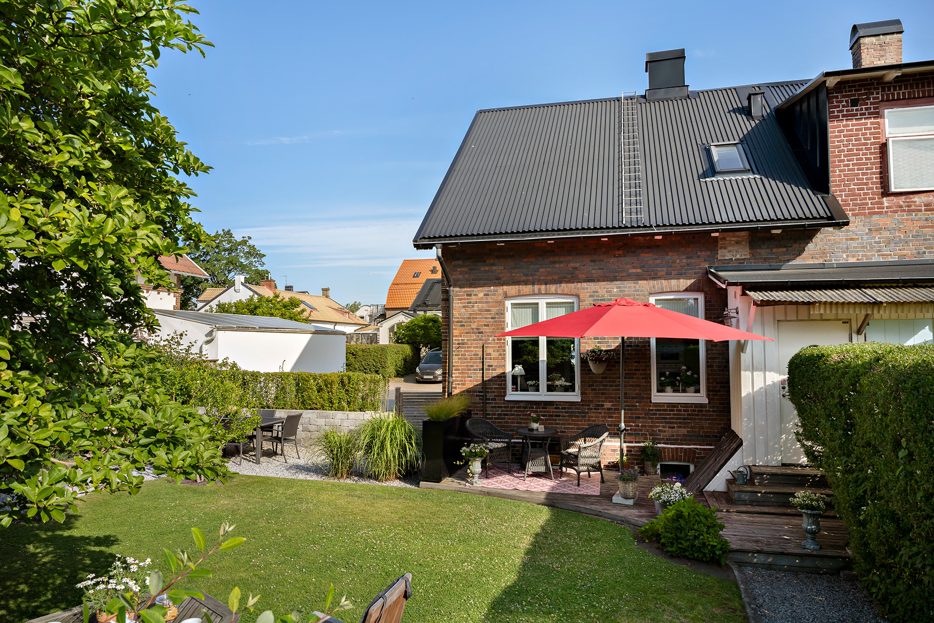 Härlig trädgård som är väl omhändertagen