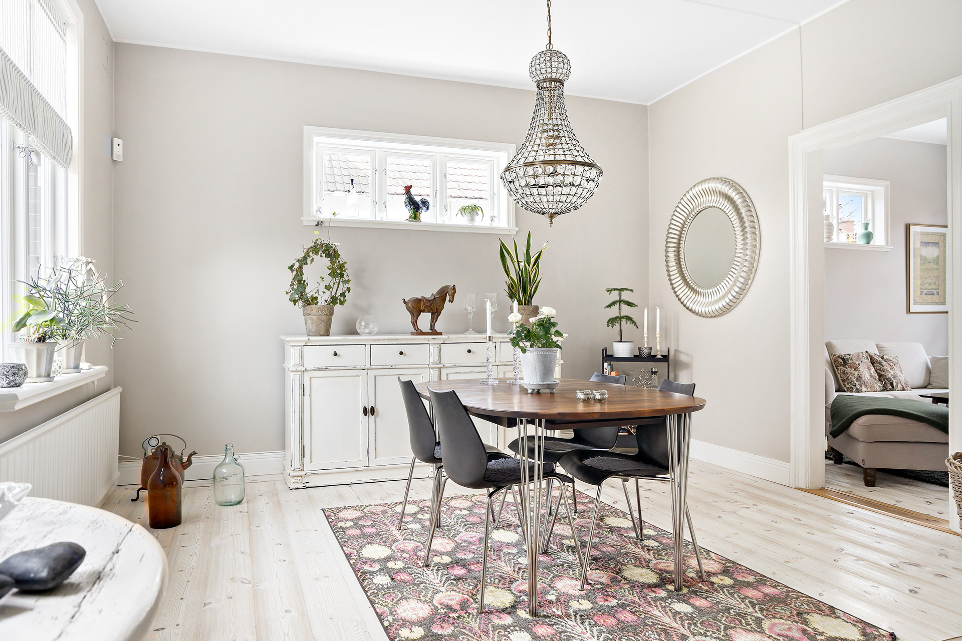 Ett stilfullt hem med många fönster