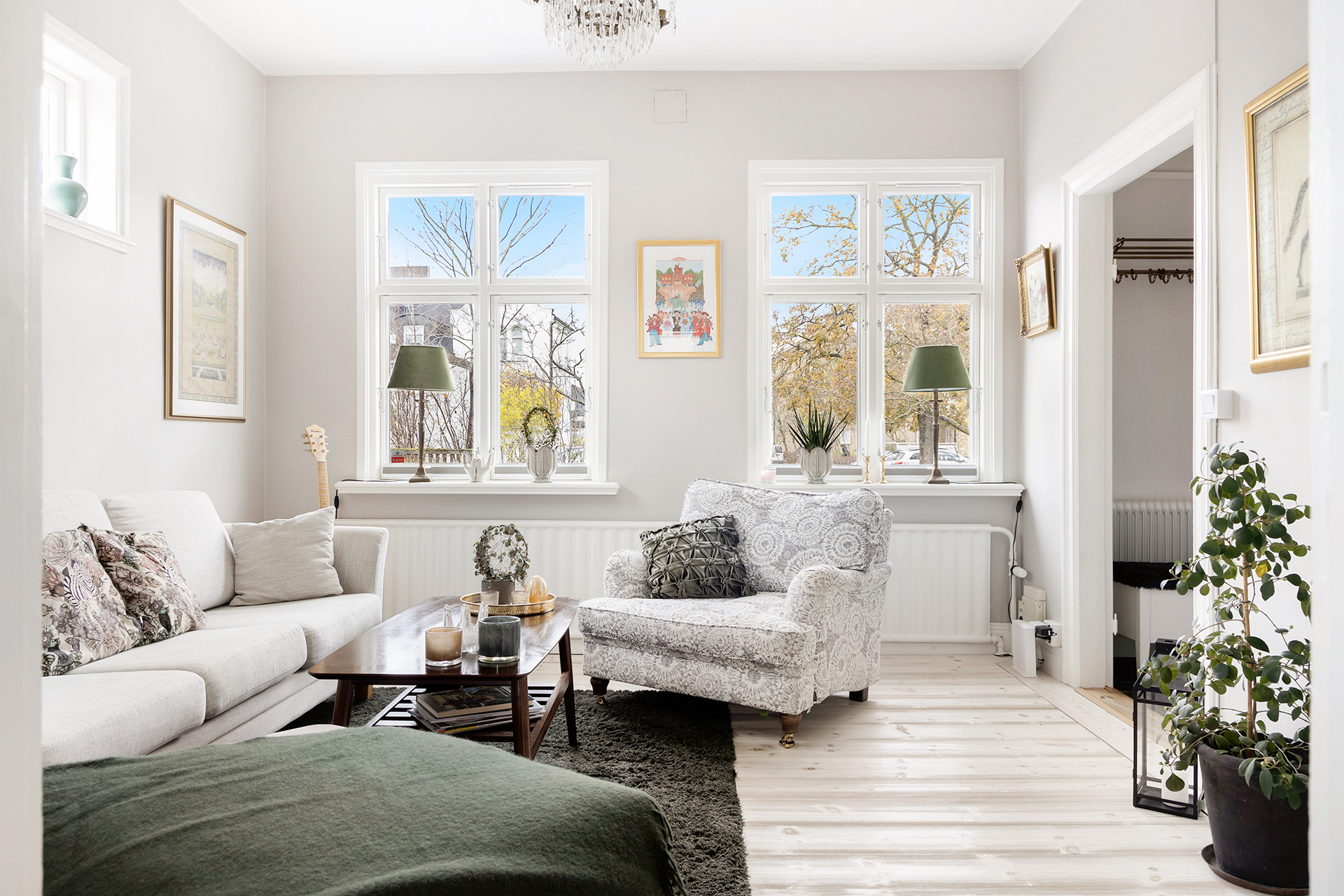 Trevligt vardagsrum med vackra detaljer