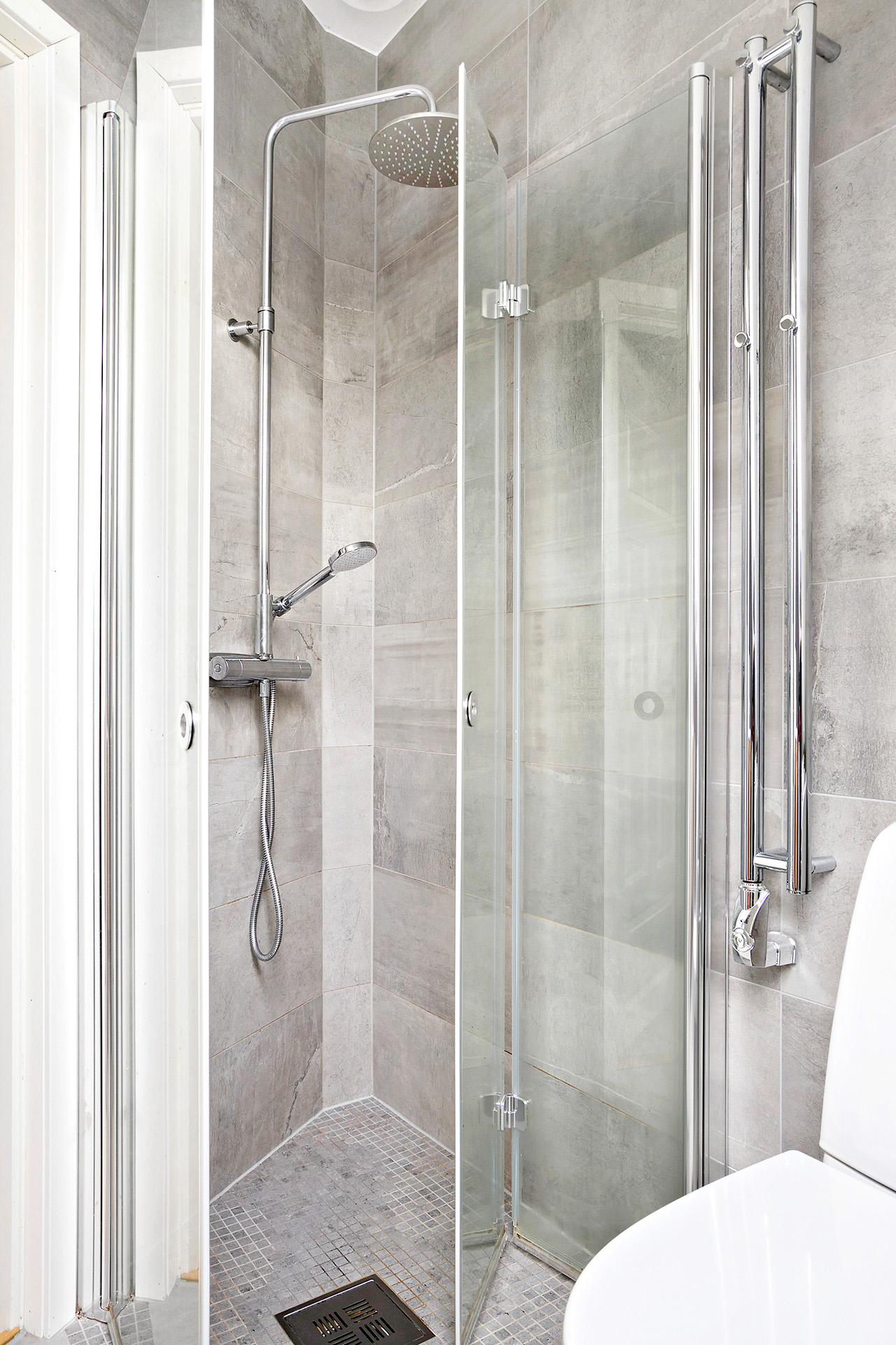 Fräck takdusch och fina duschväggar