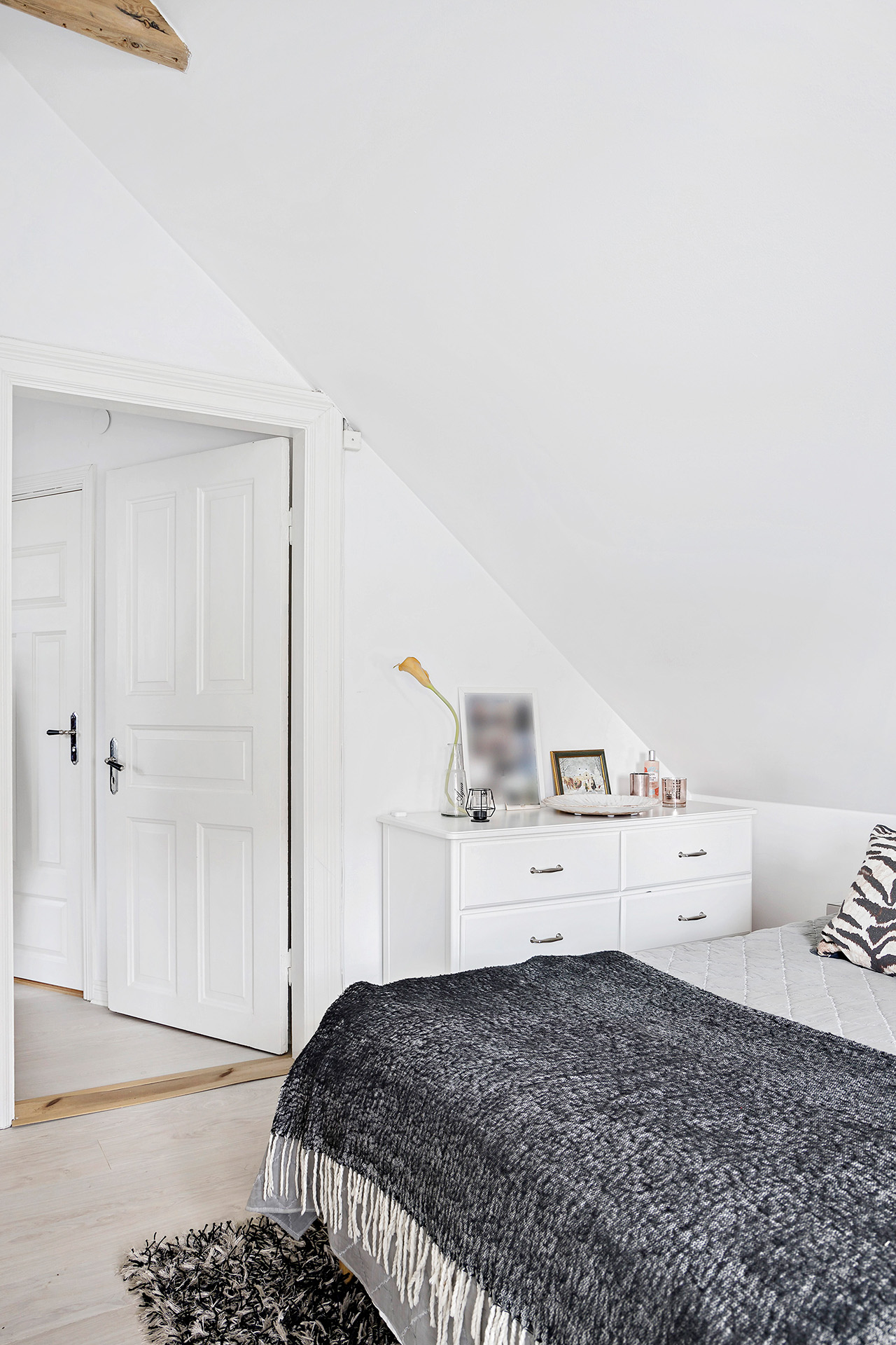 Sovrum 1 med vy mot hall och badrum