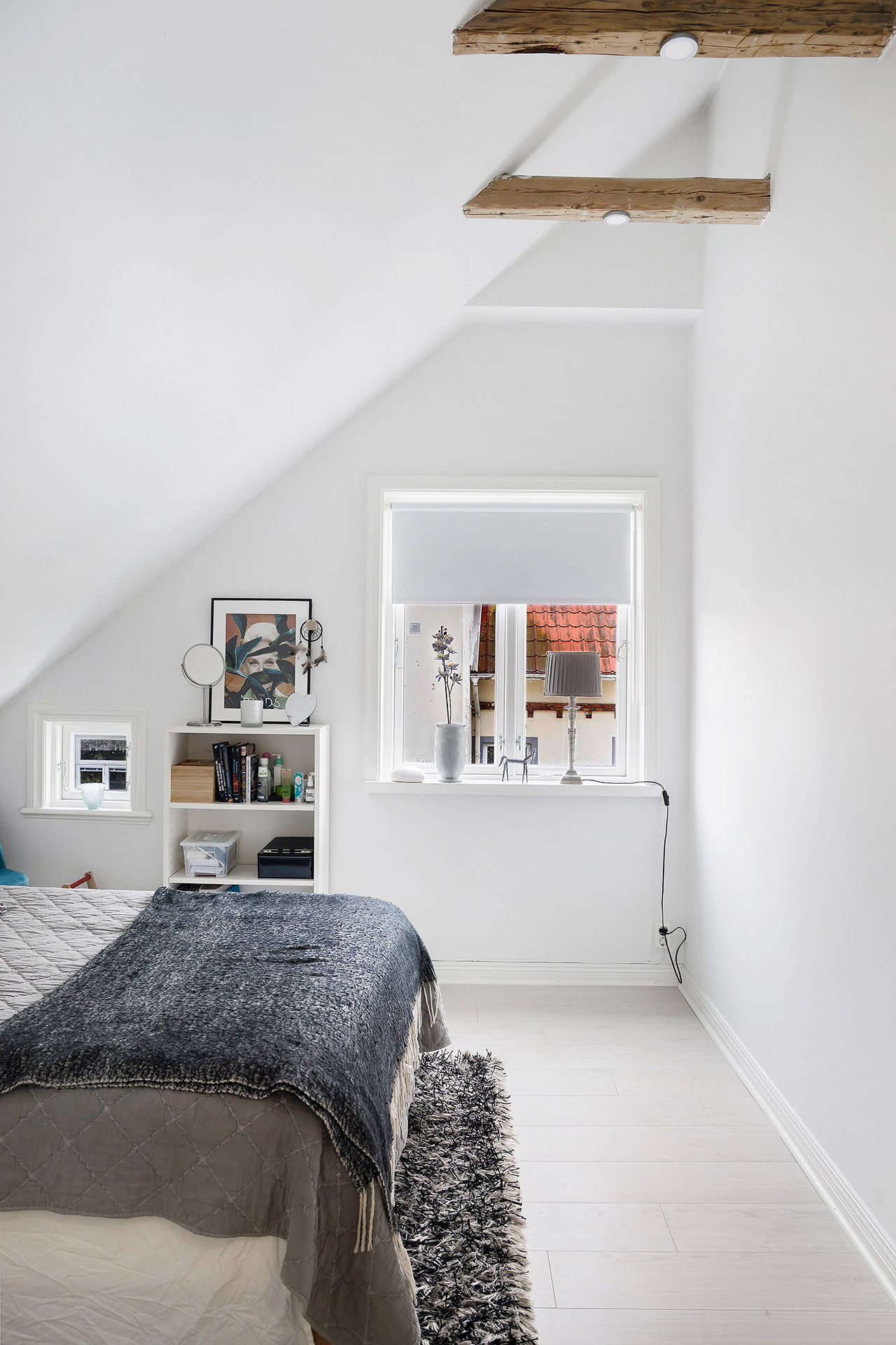 Sovrum 1 med bjälkar i tak och extra sidofönster