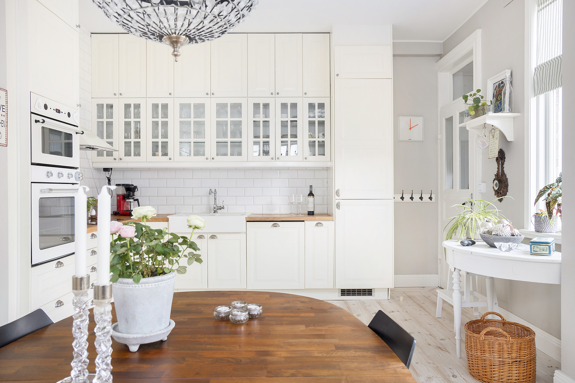 Vackert kök med mycket skåp