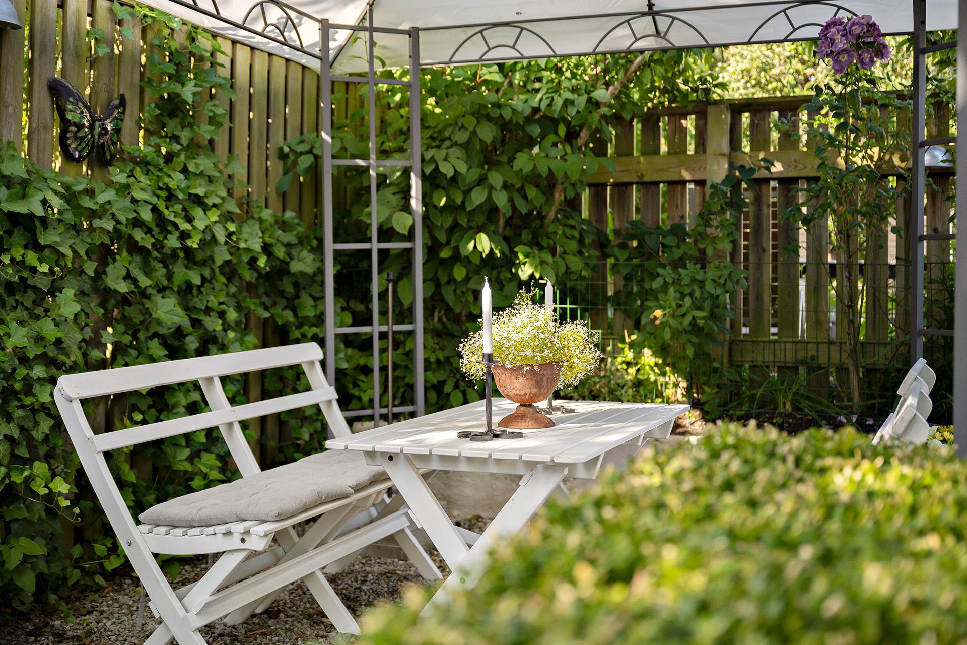 Längst in i trädgården finns en berså