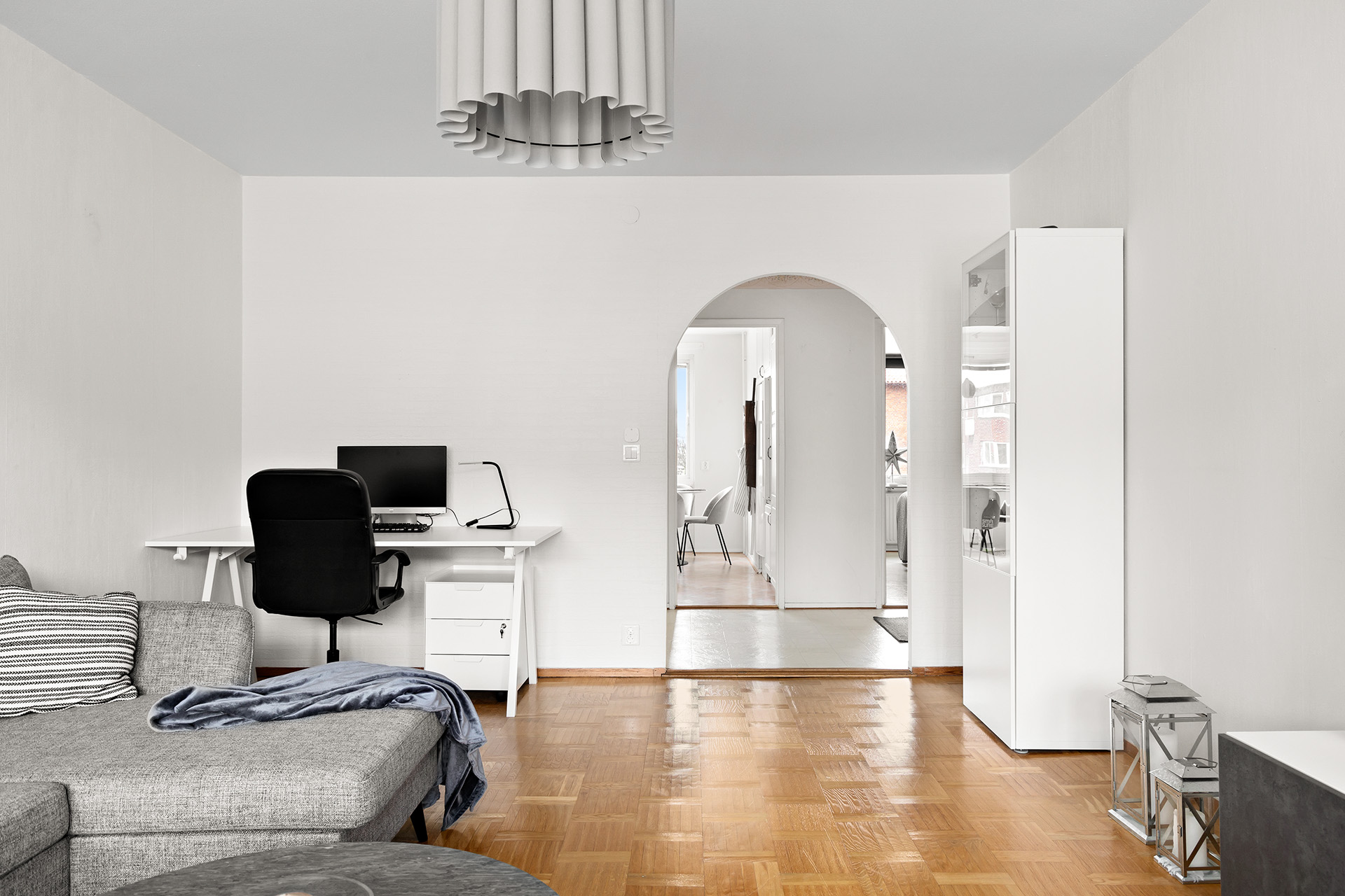 Vardagsrum med vy hall