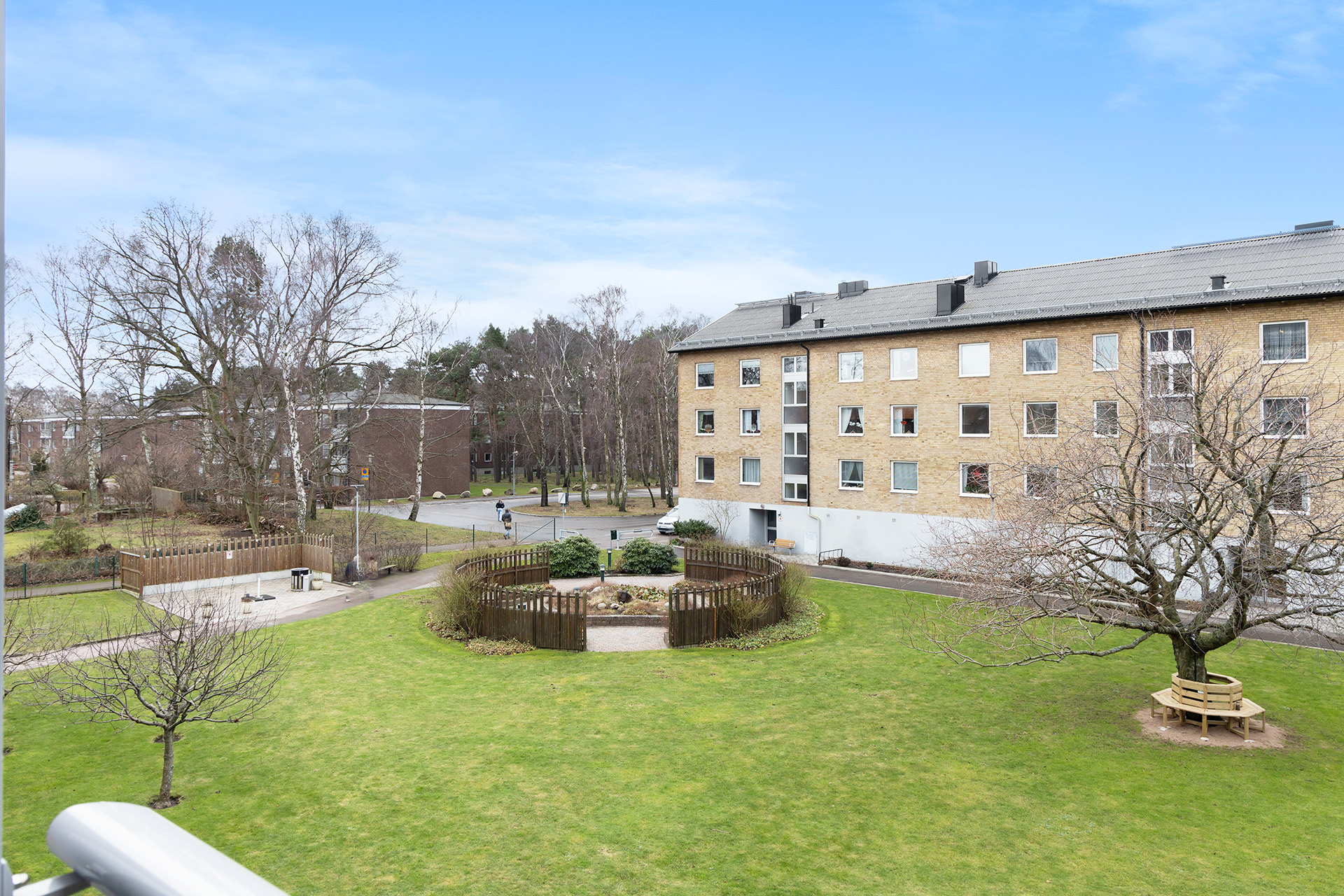 Trevlig innergård och Tallskogen