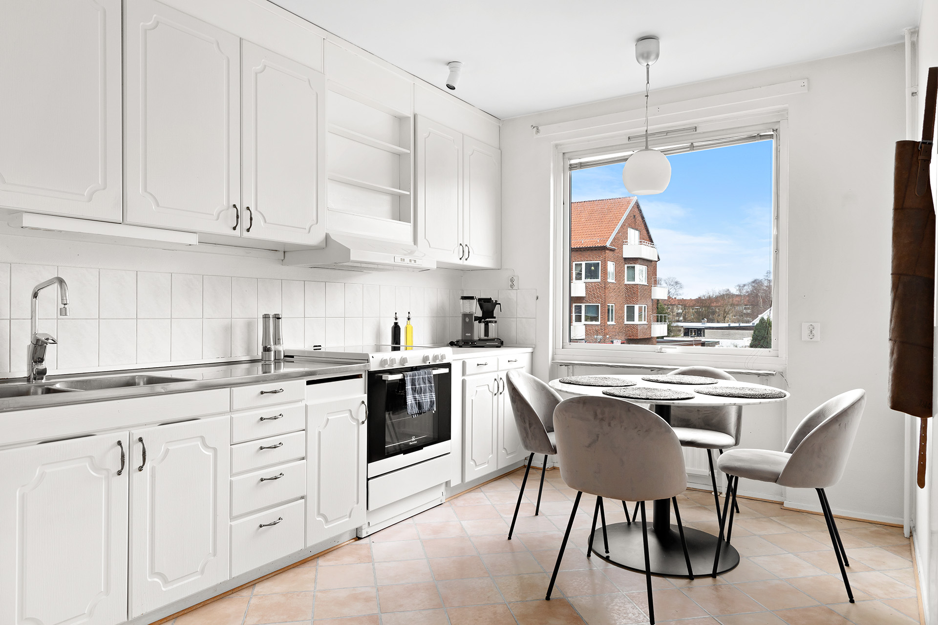 Trevligt kök med matplats