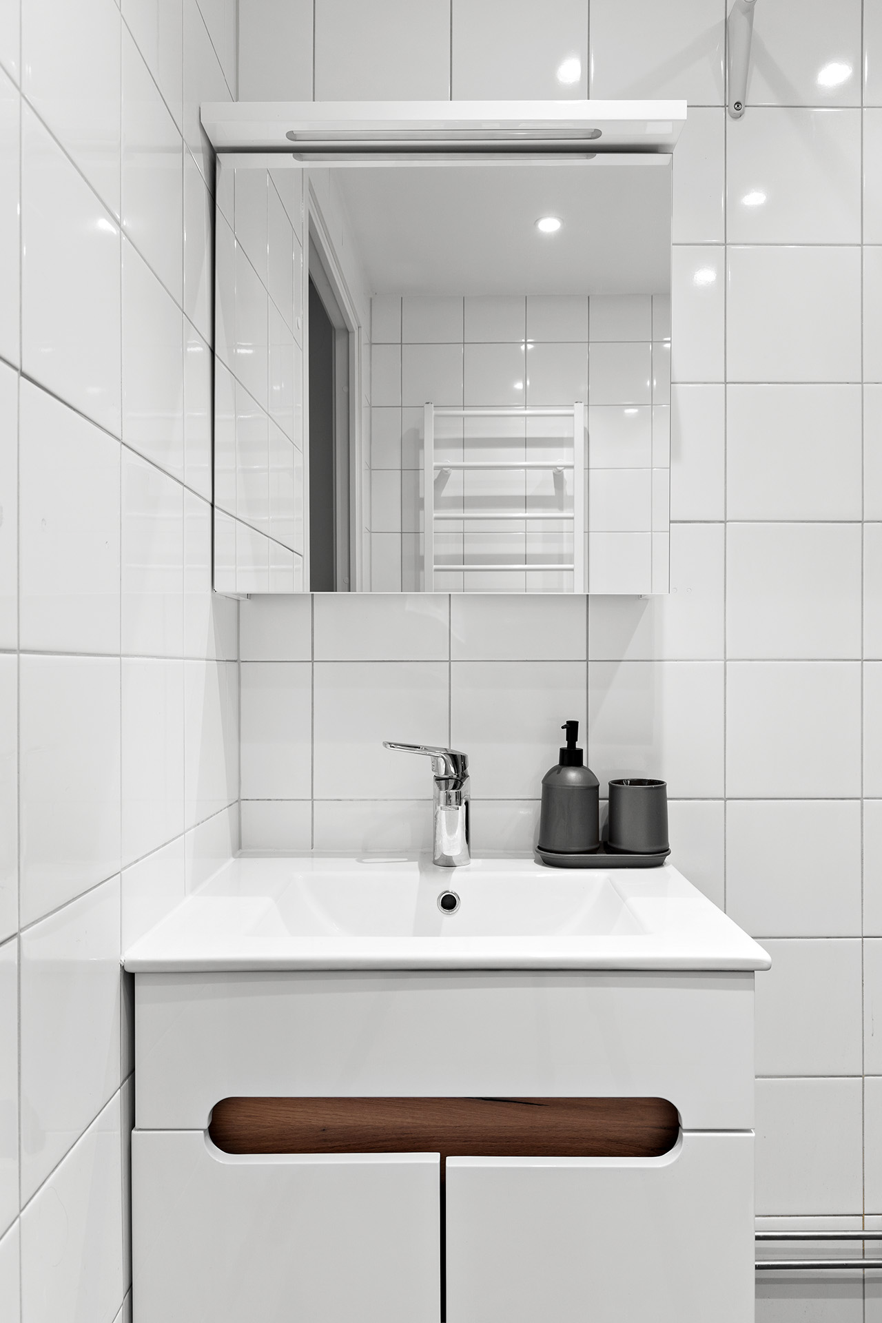 Kommod och spegelskåp