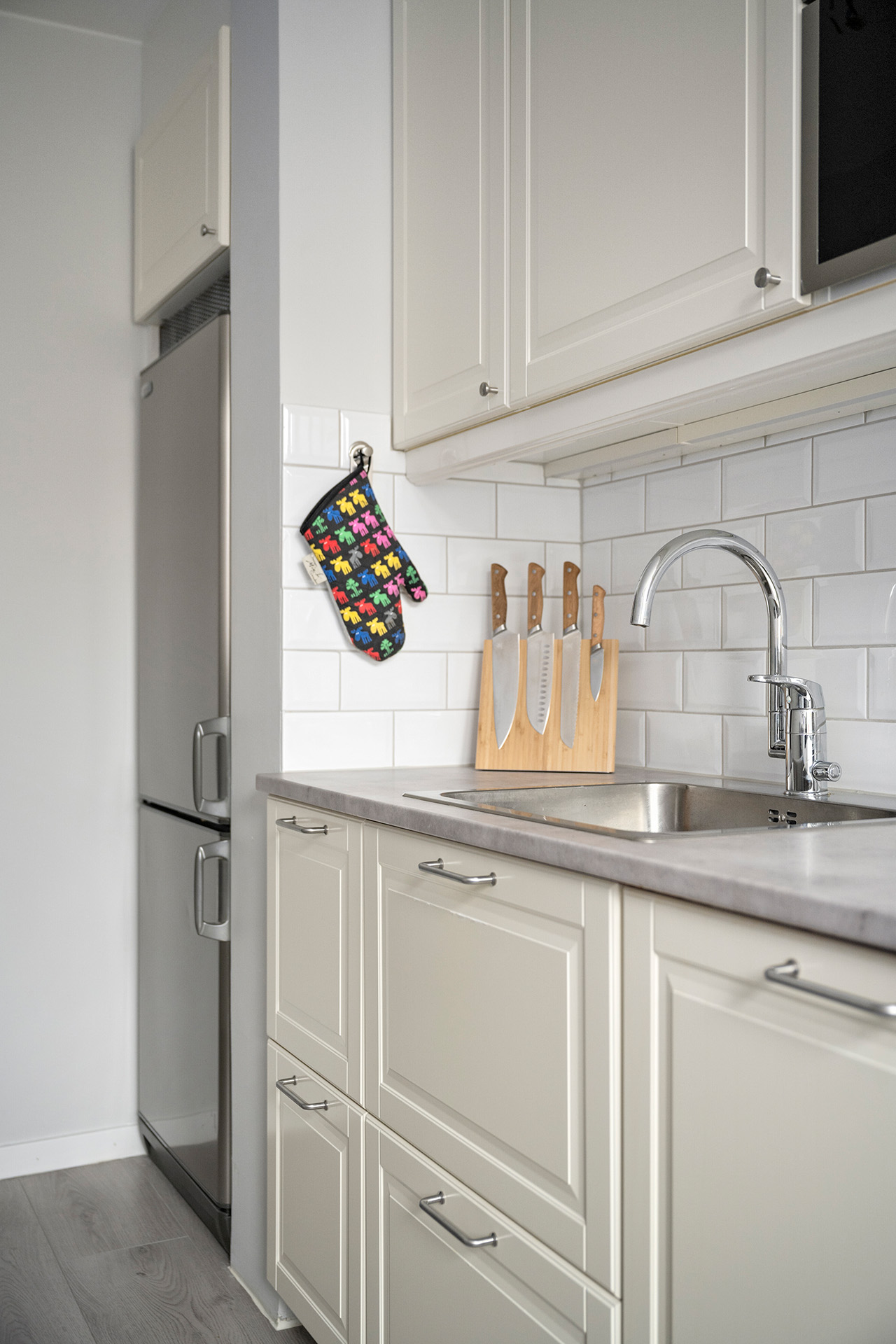 Kök i neutrala material och färgval