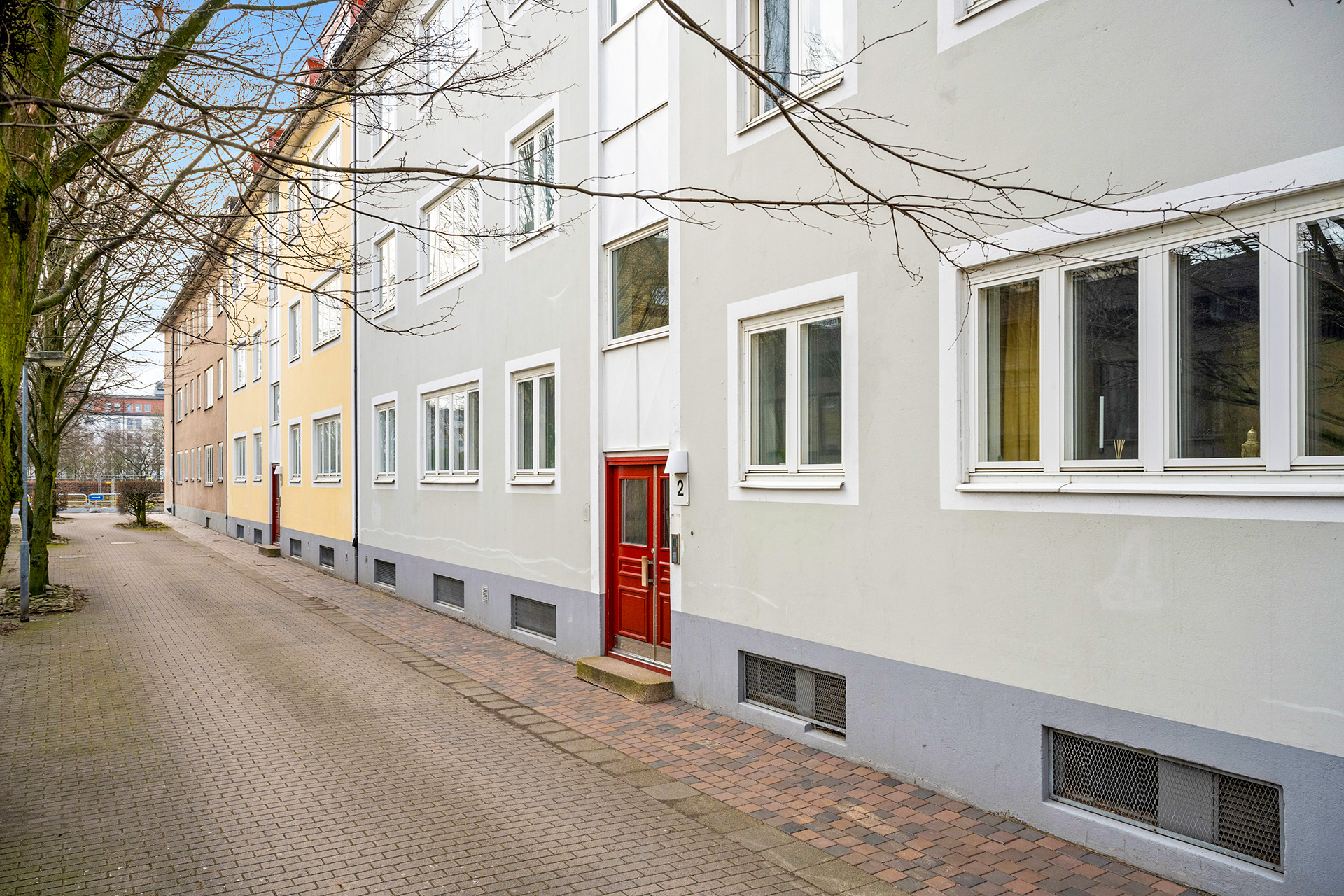 Beläget på lugn gågata