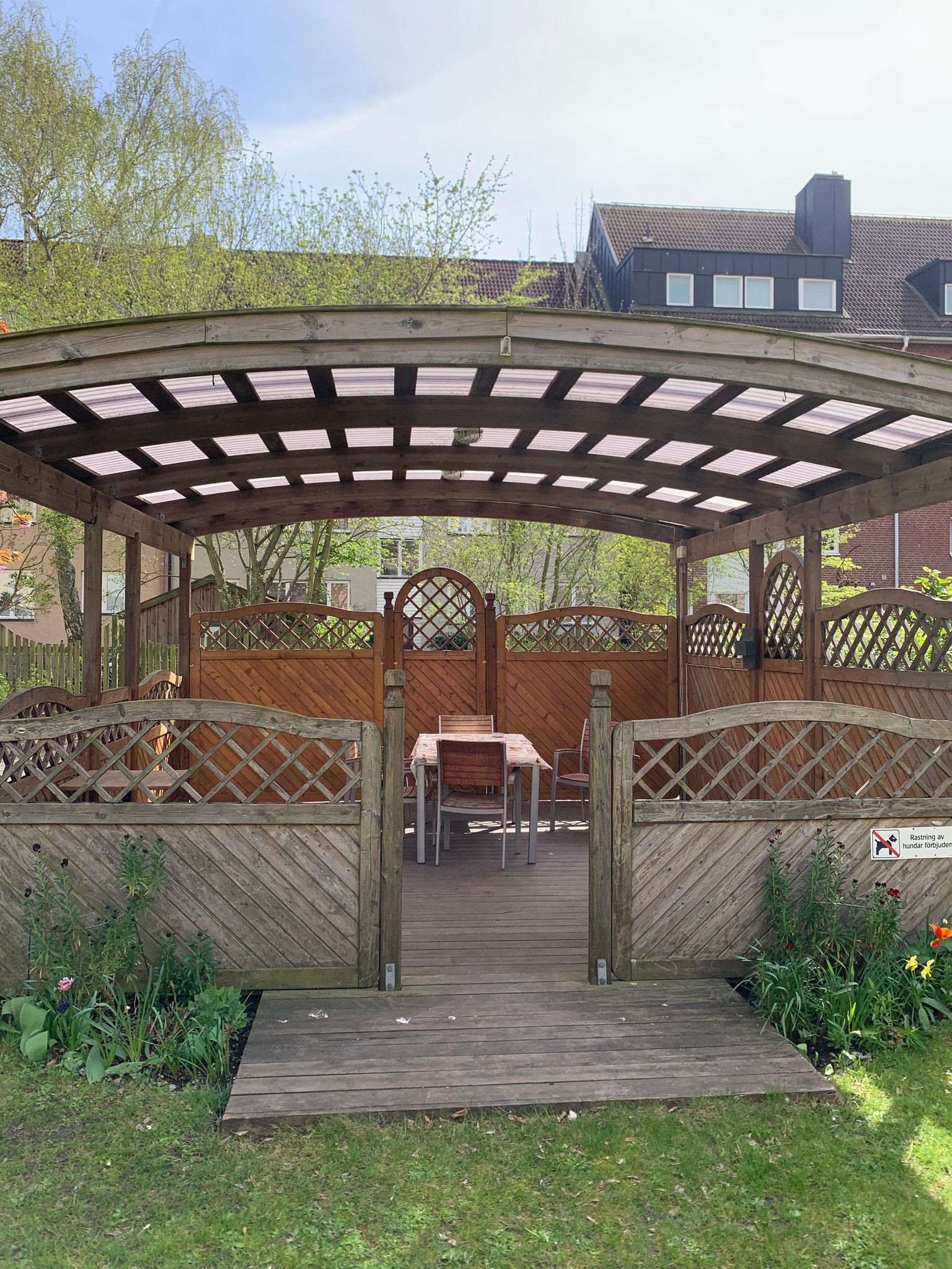 Uteplats under tak (säljares bild)