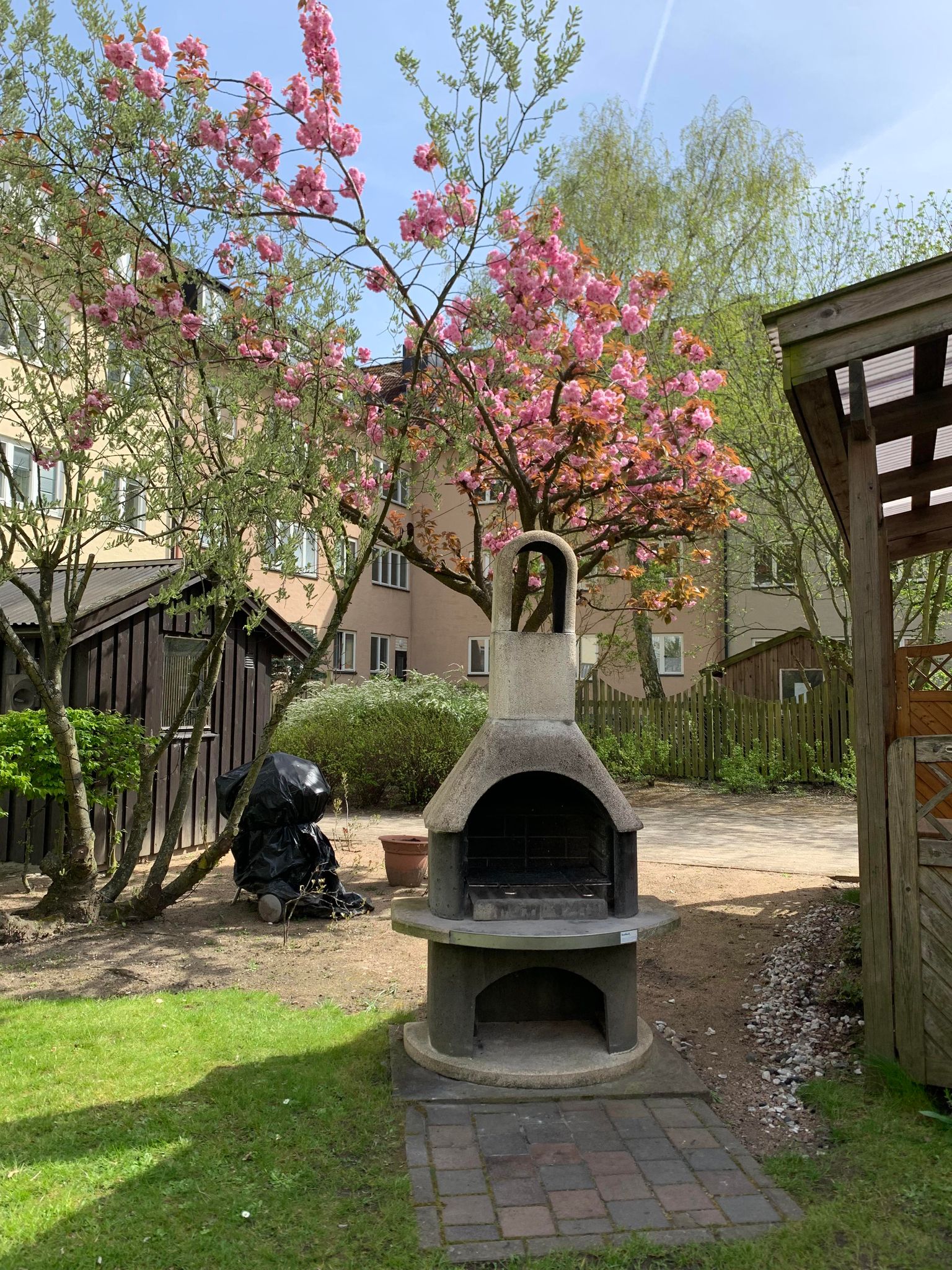 Grillplats intill uteplatsen (säljares bild)