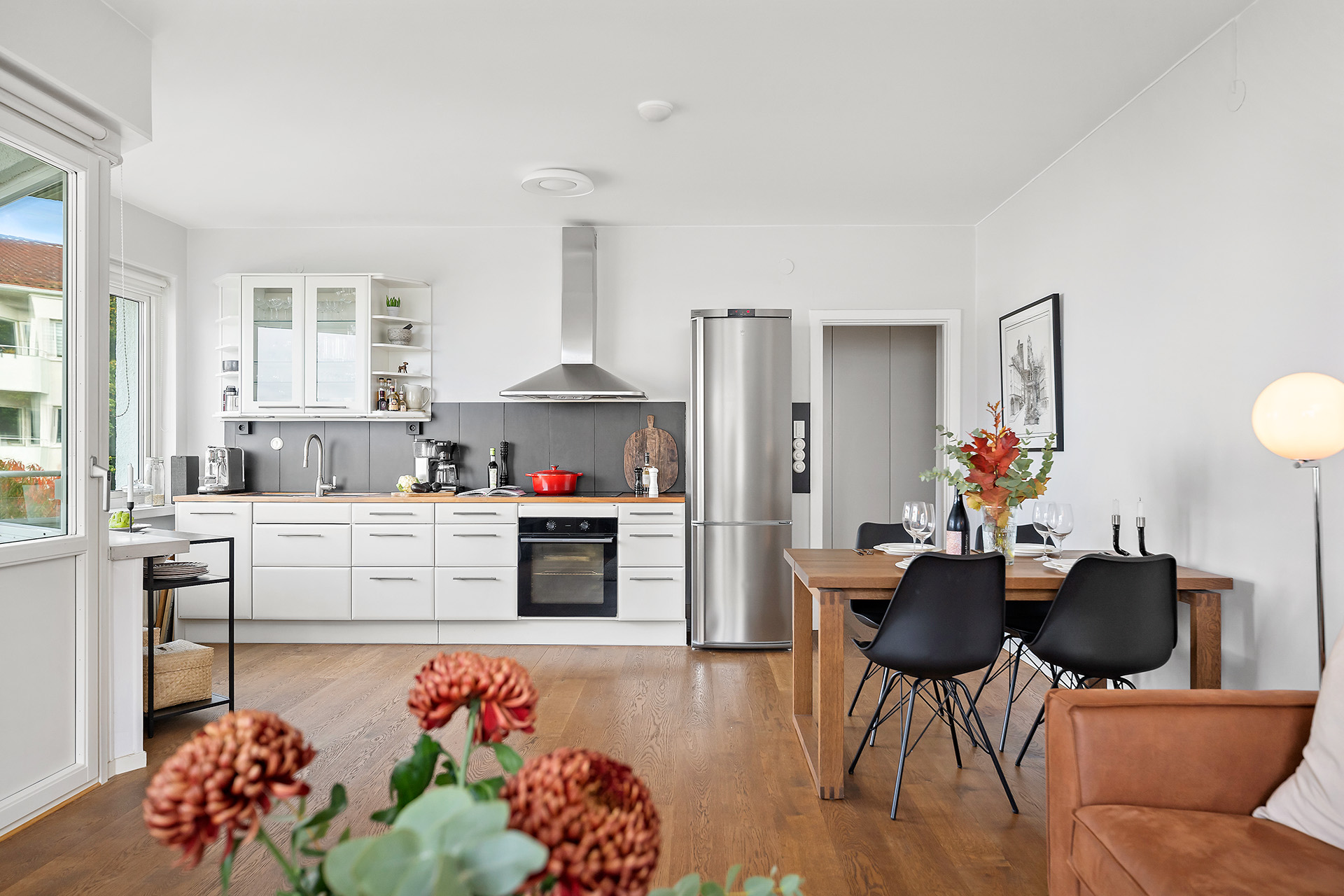 Vy mot köket från vardagsrummet