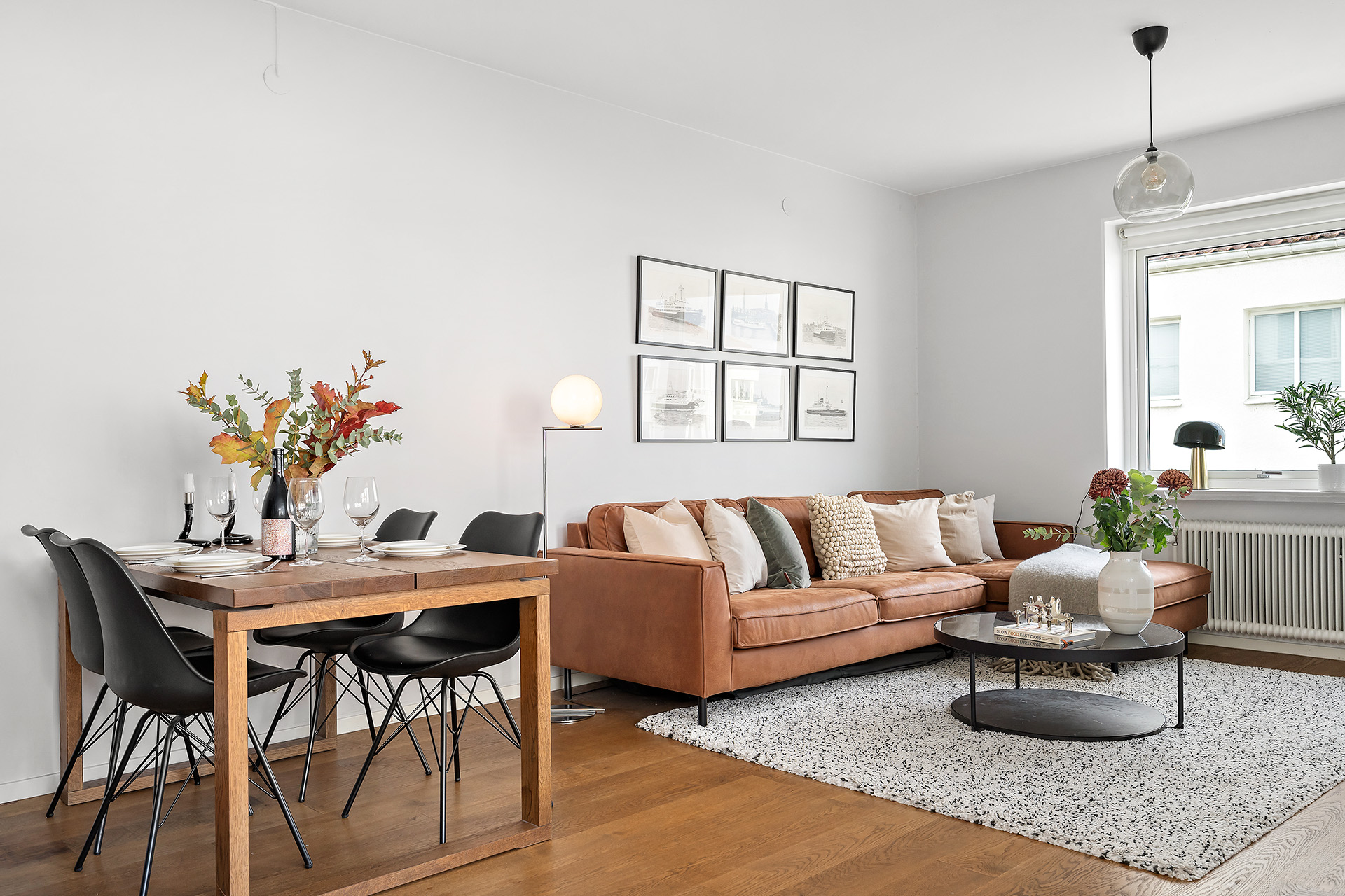 Trevligt vardagsrum med plats både för matbord och soffgrupp