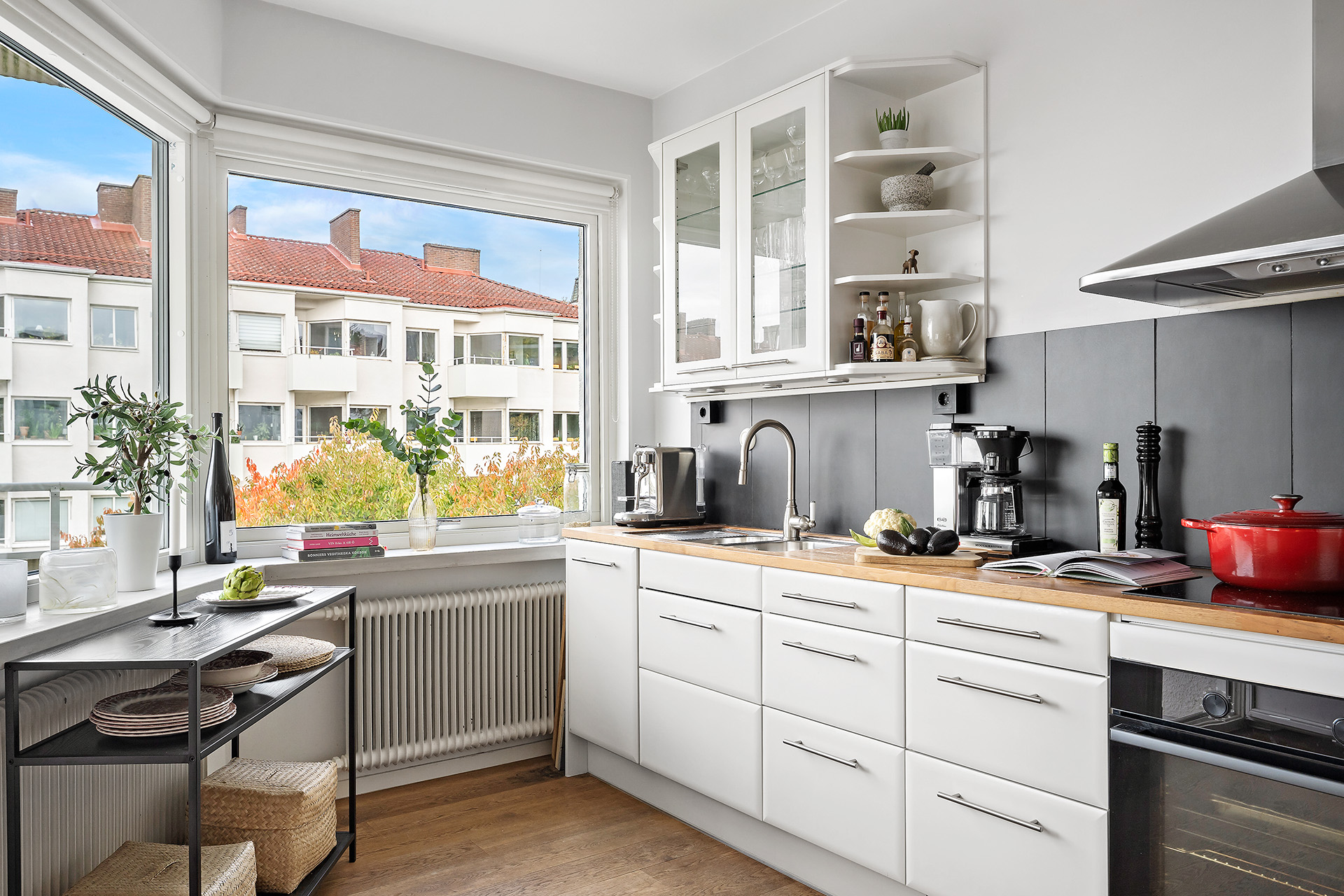 Trevligt kök med massiv bänkskiva