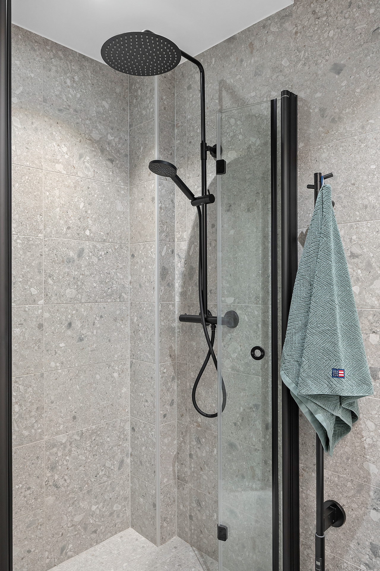 Snygg takdusch med fina duschväggar samt handdukstork