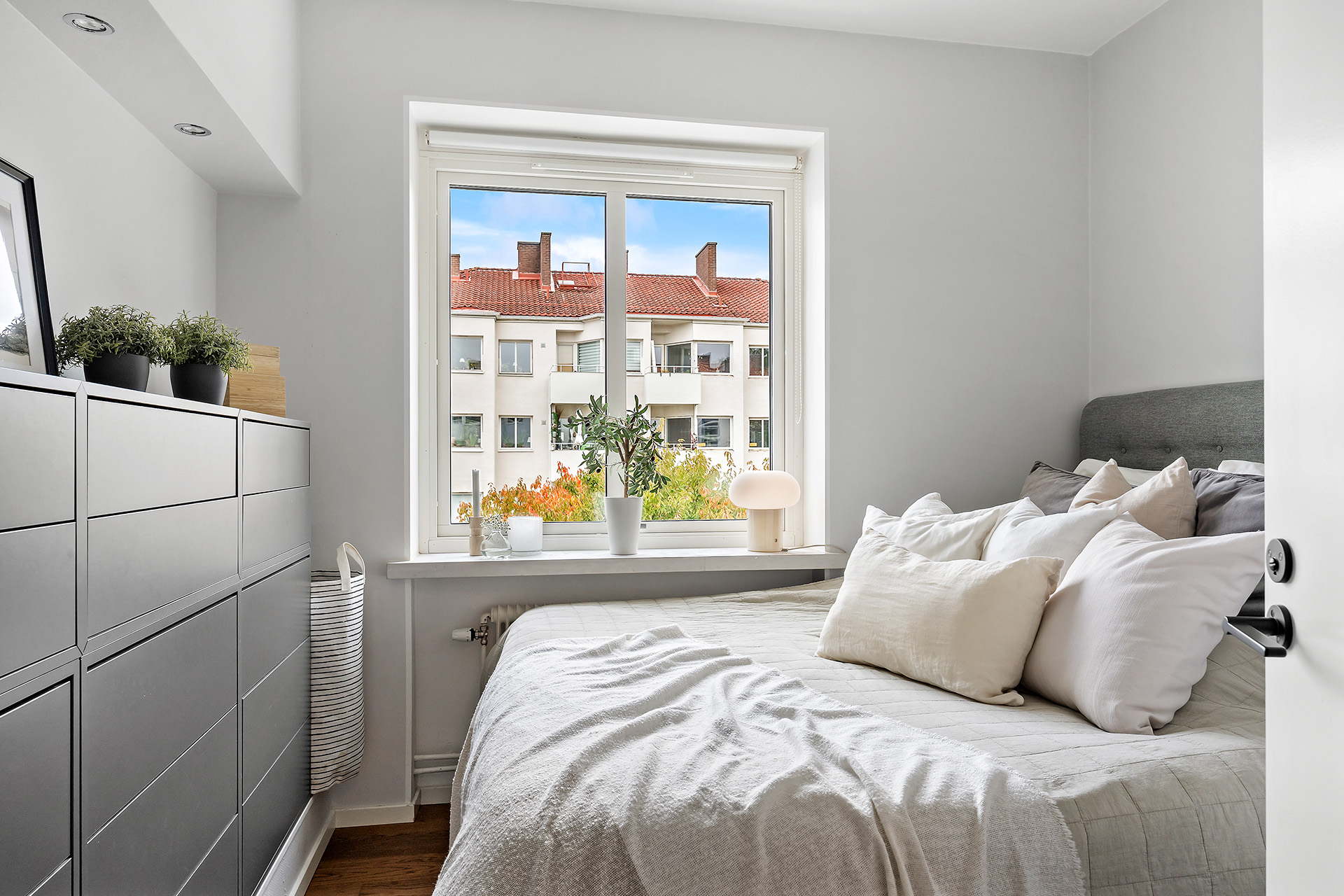 Sovrum med lådskåp som ingår. Trevlig hylla med spotlights