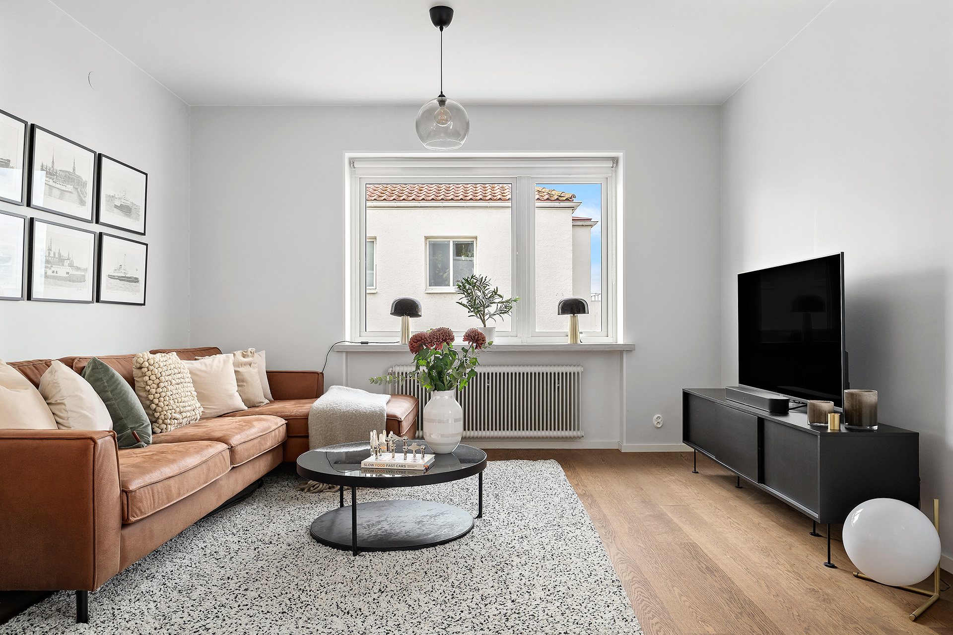 Ljust och fint vardagsrum med sundet utanför