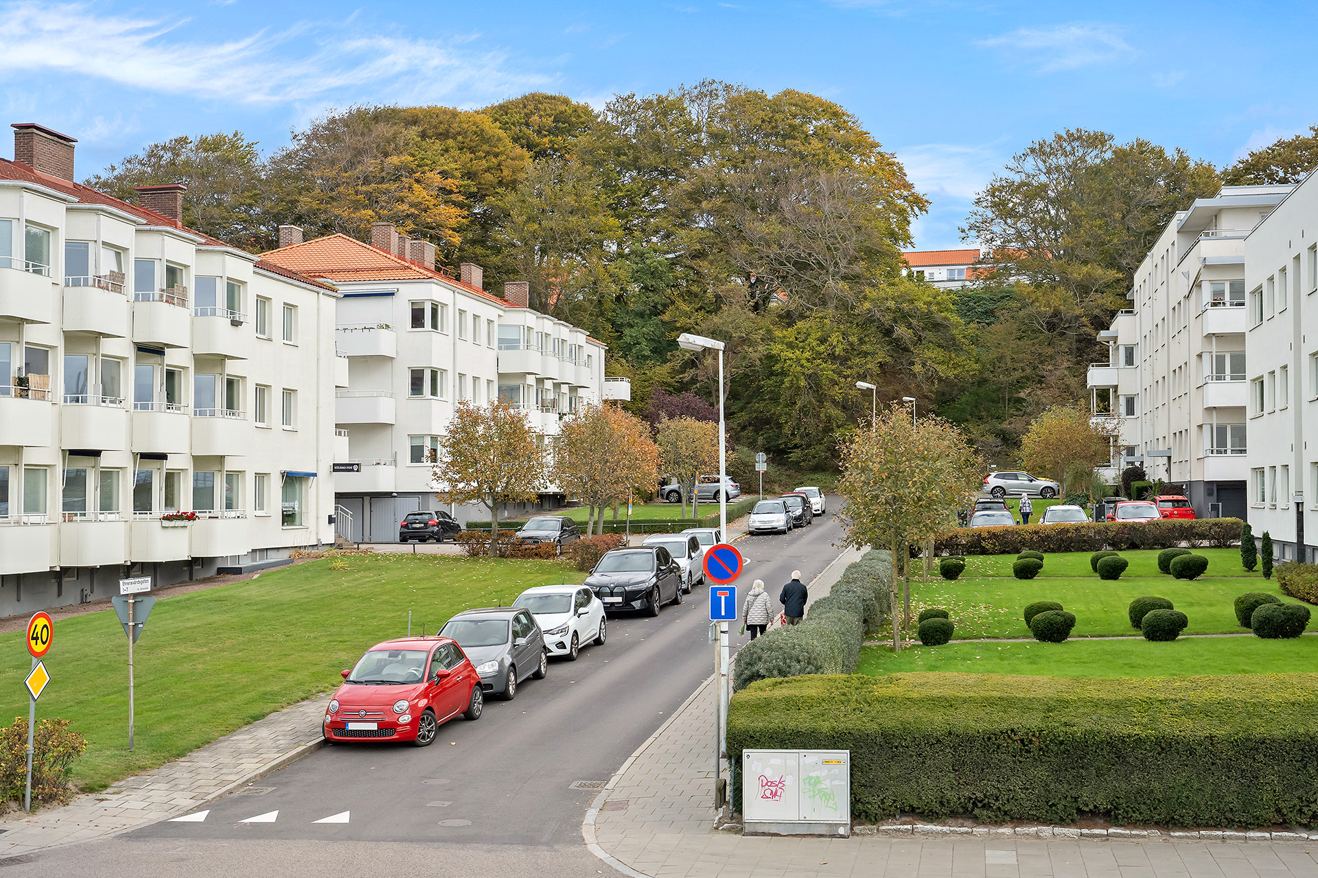 Både gratis och betald parkering runt omkring