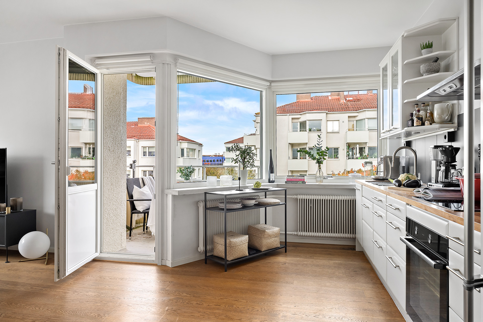 Kök i öppen planlösning med vardagsrum