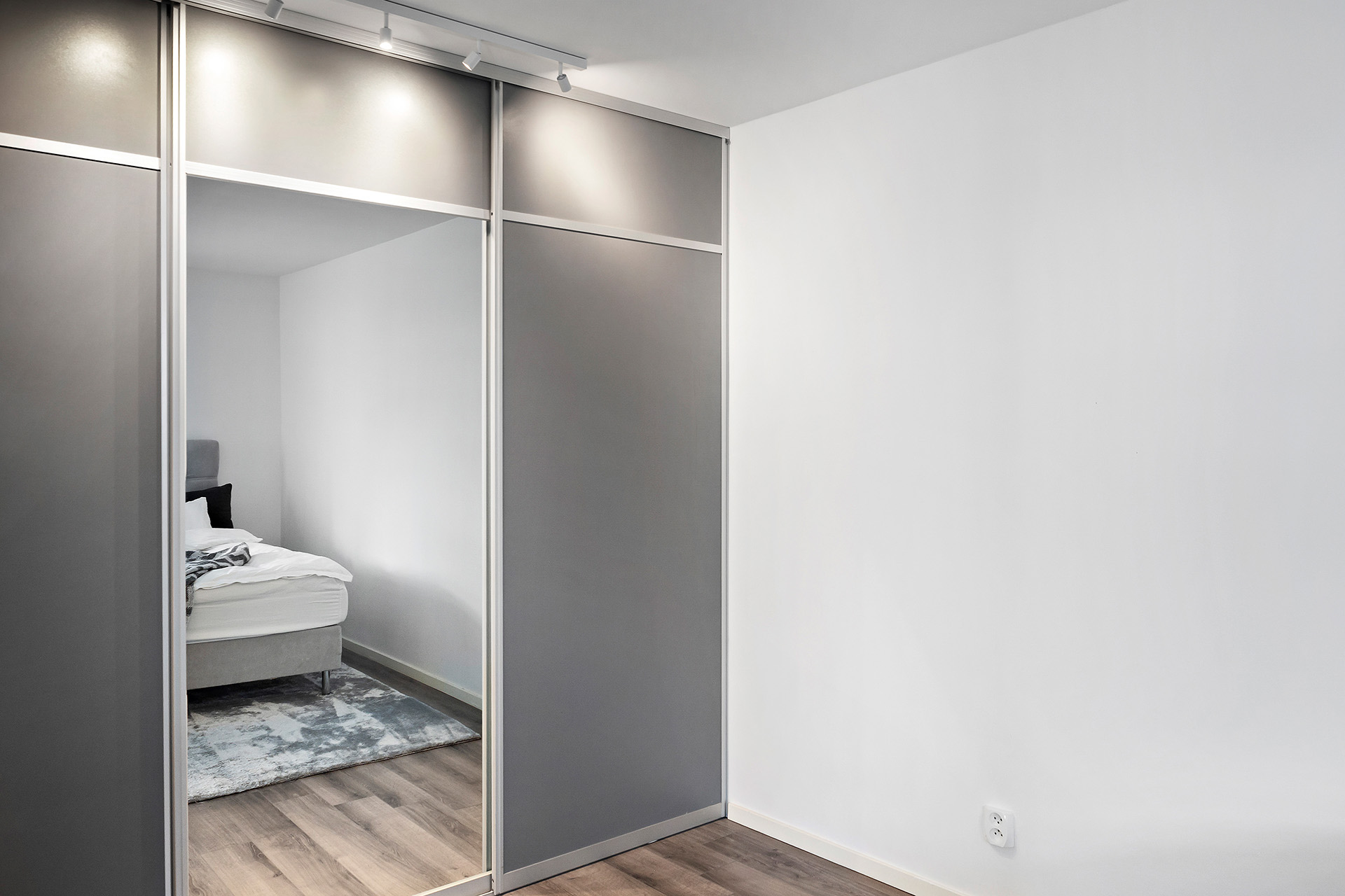 Skjutdörrsgarderob i sovrummet