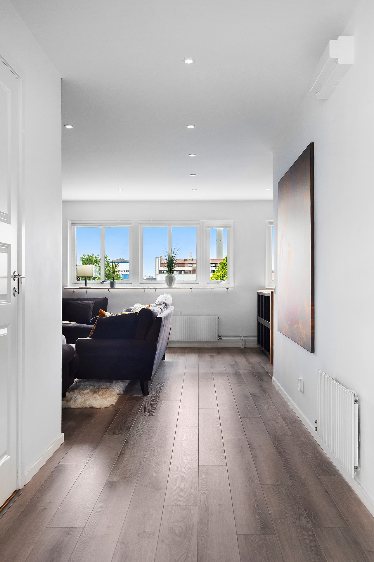 Hall med vy mot sundet