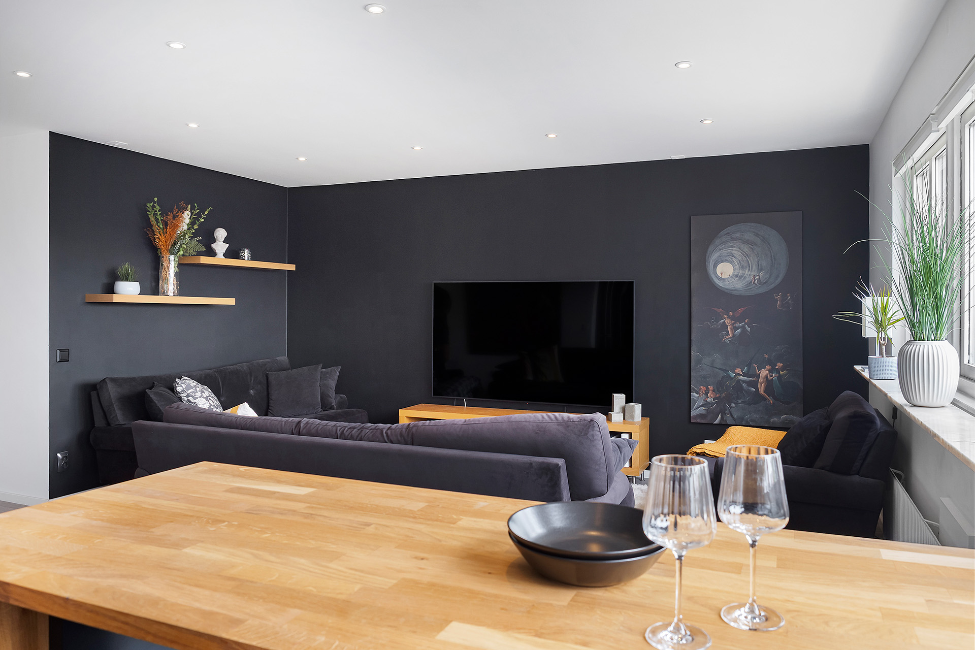 Vy mot vardagsrum med infällda spotts i tak