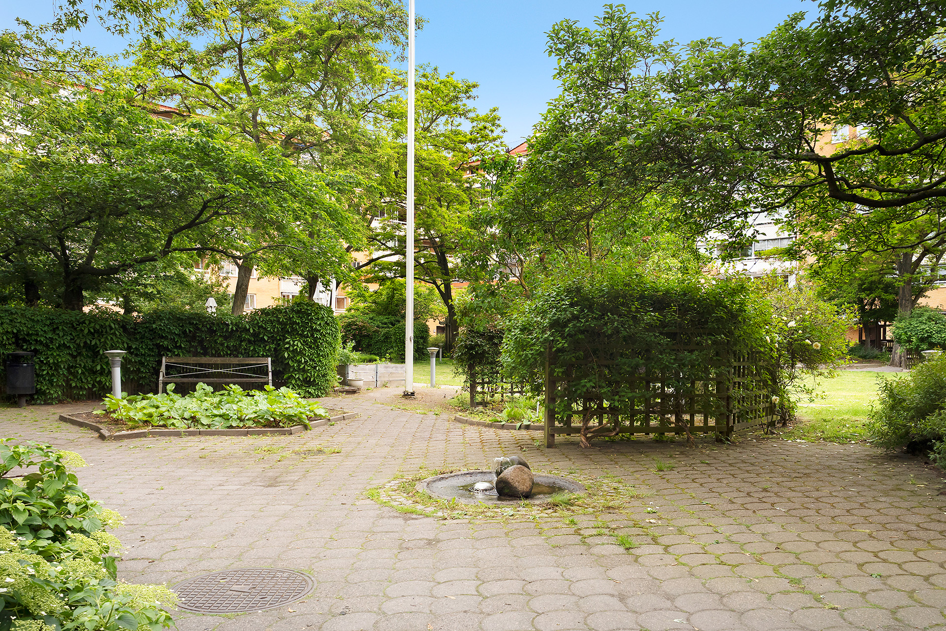 Vacker innergård med mycket grönska