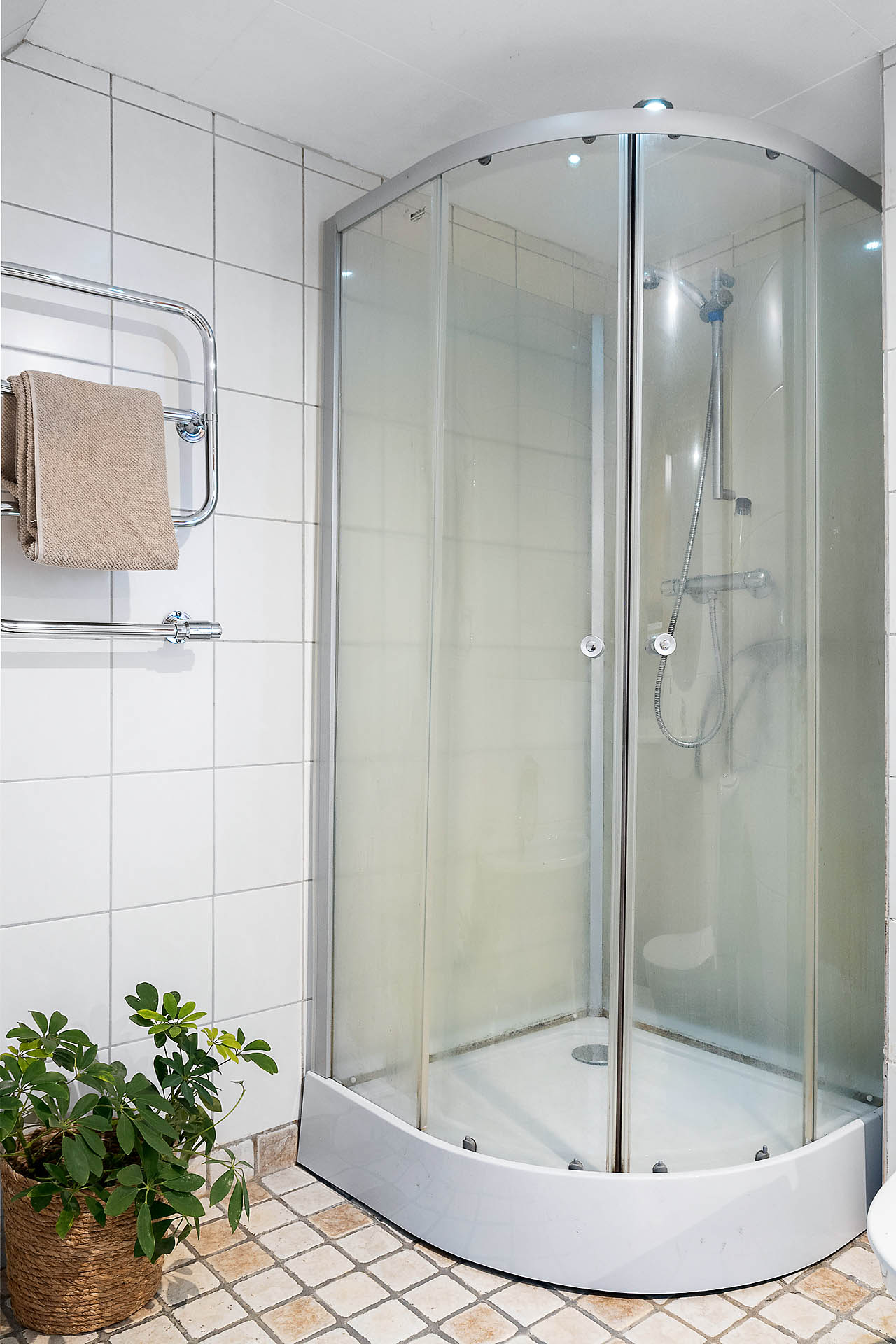 Duschkabin och badkar i badrummet