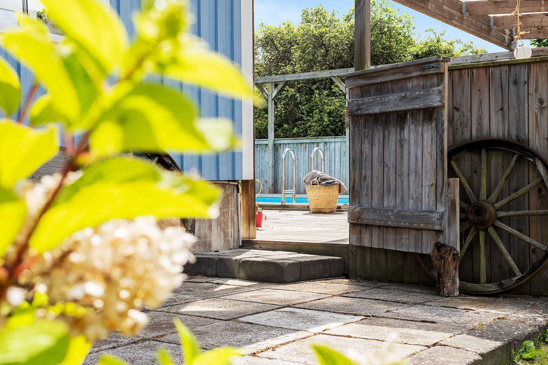 Inhägnat runt poolen